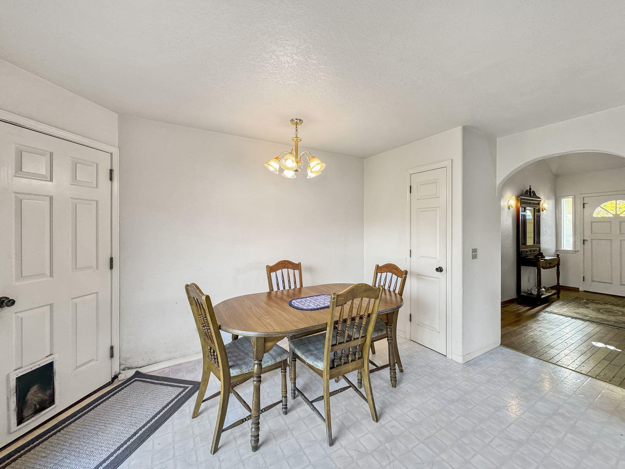 2105 Meadowood Lane