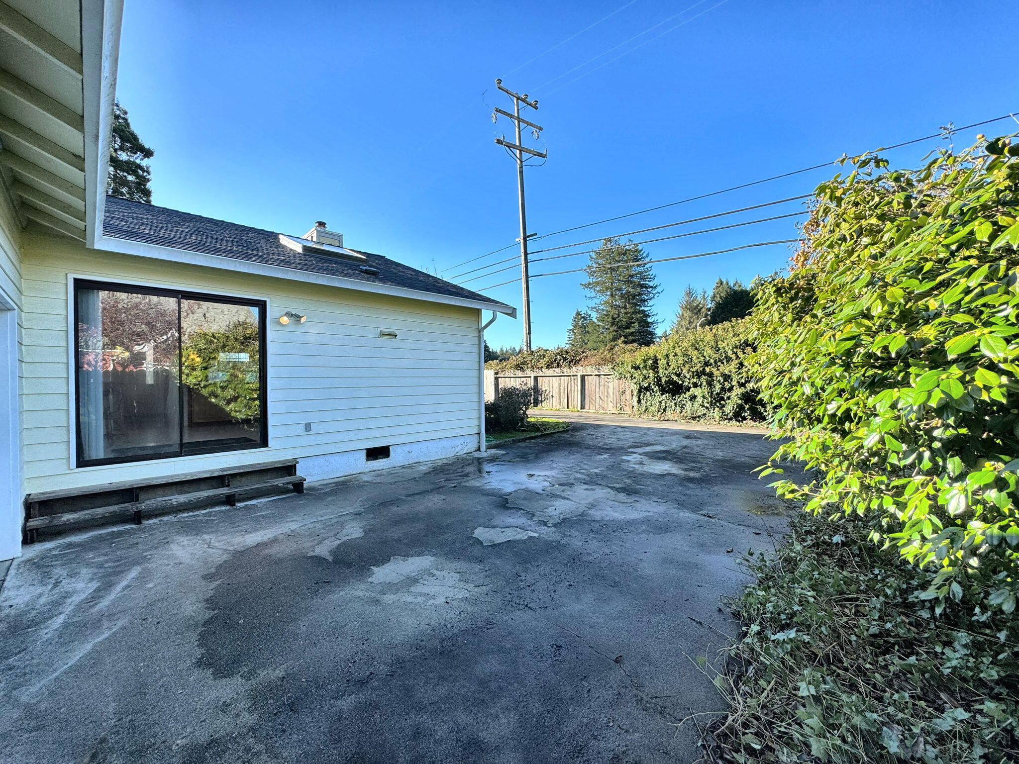 2105 Meadowood Lane