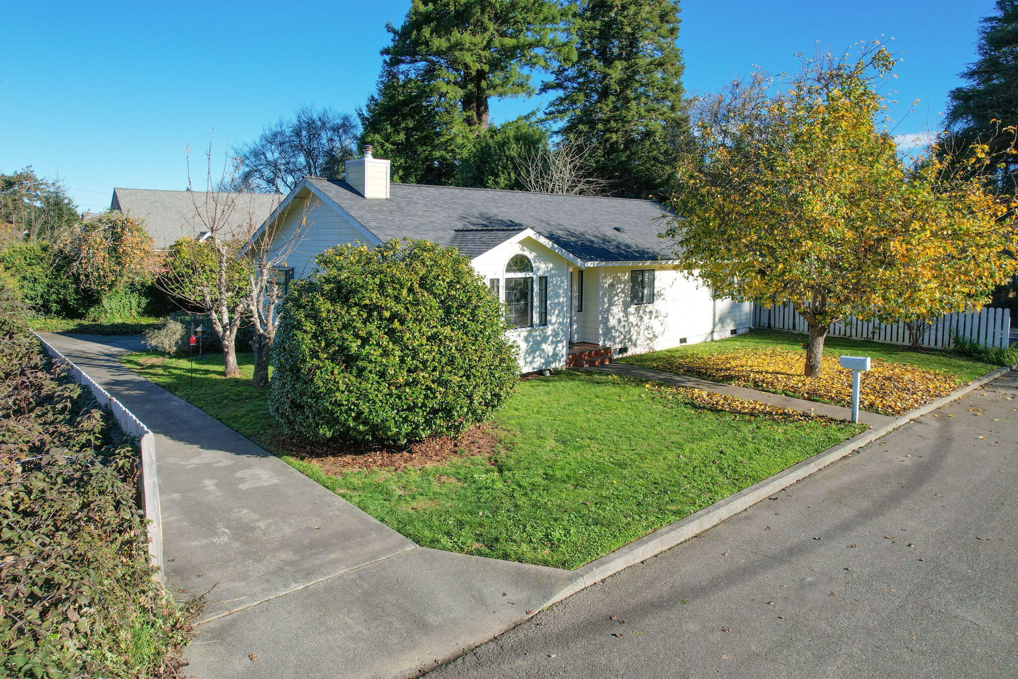 2105 Meadowood Lane