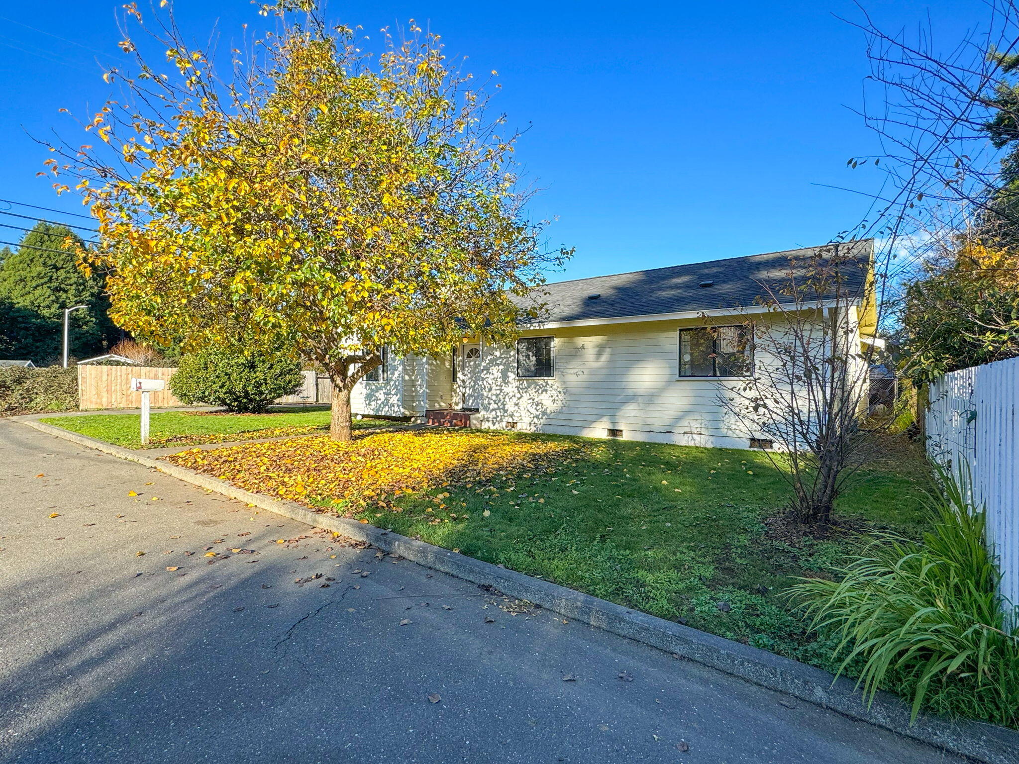 2105 Meadowood Lane