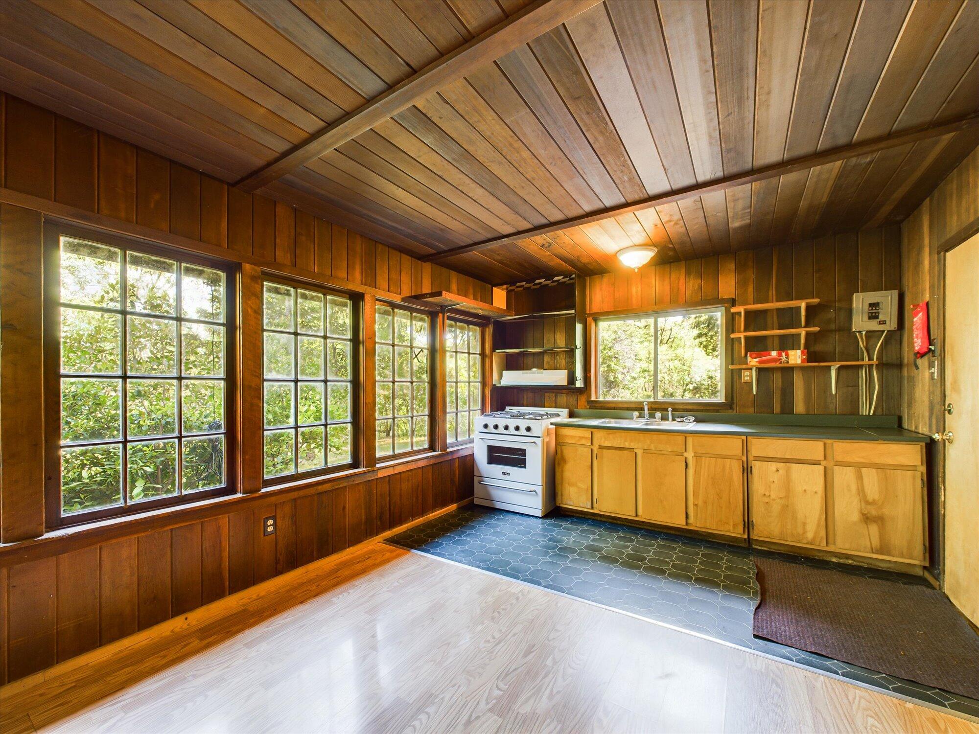 3525 Thomas Road