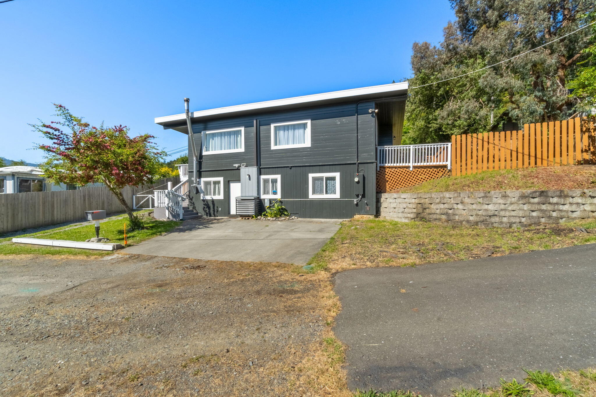 693 Side Street