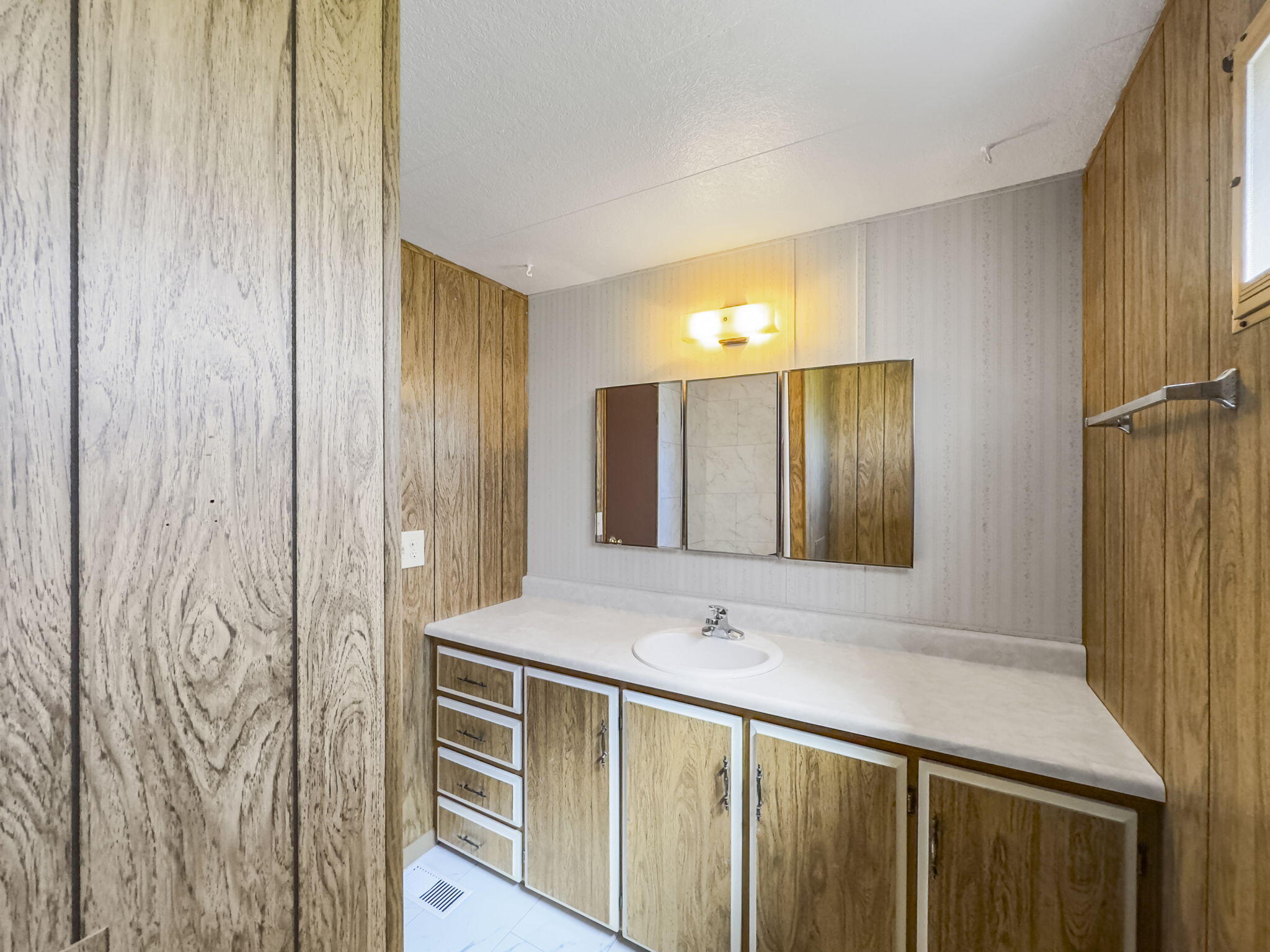 719 Centerville Road, 9