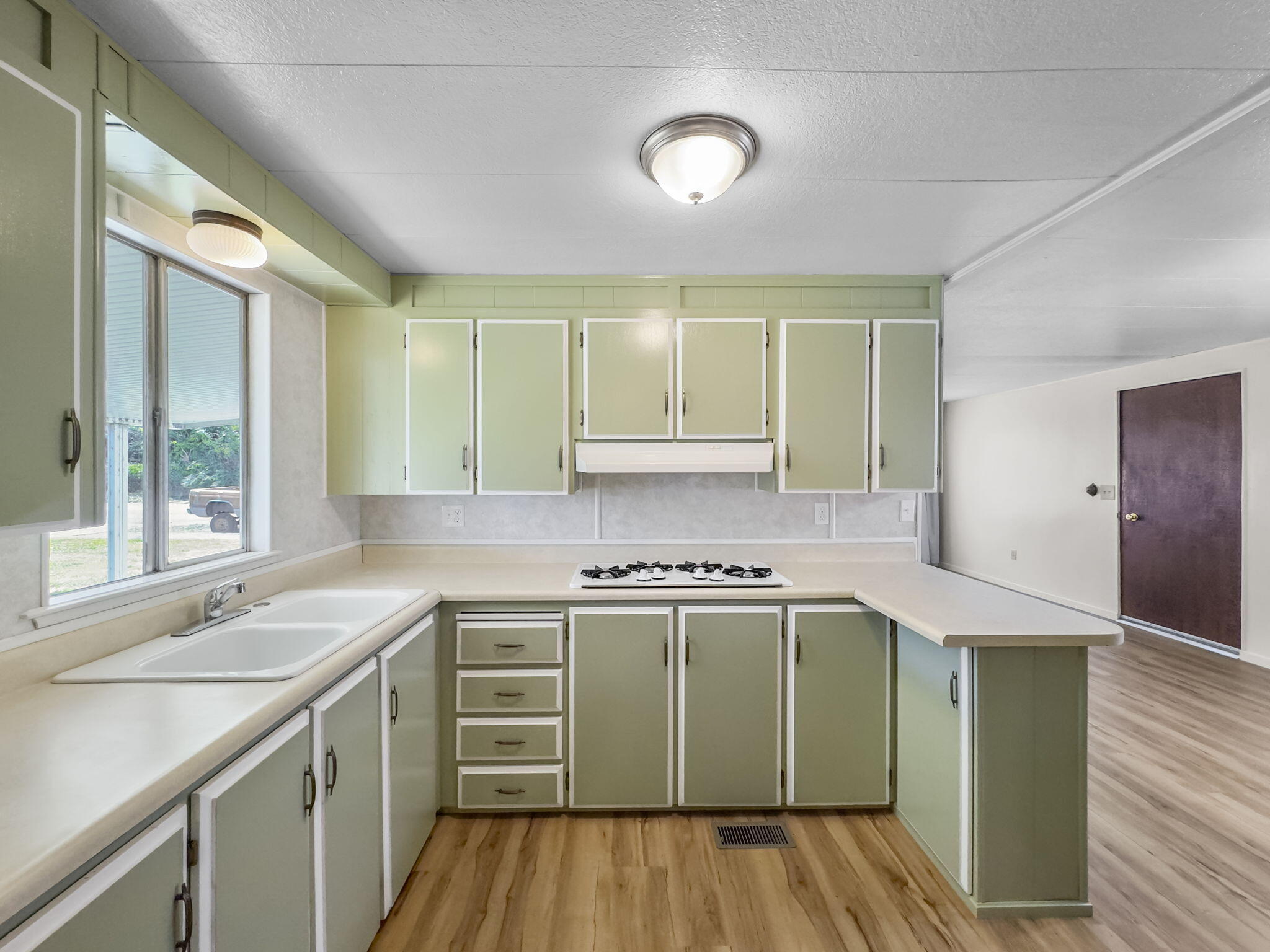 719 Centerville Road, 9