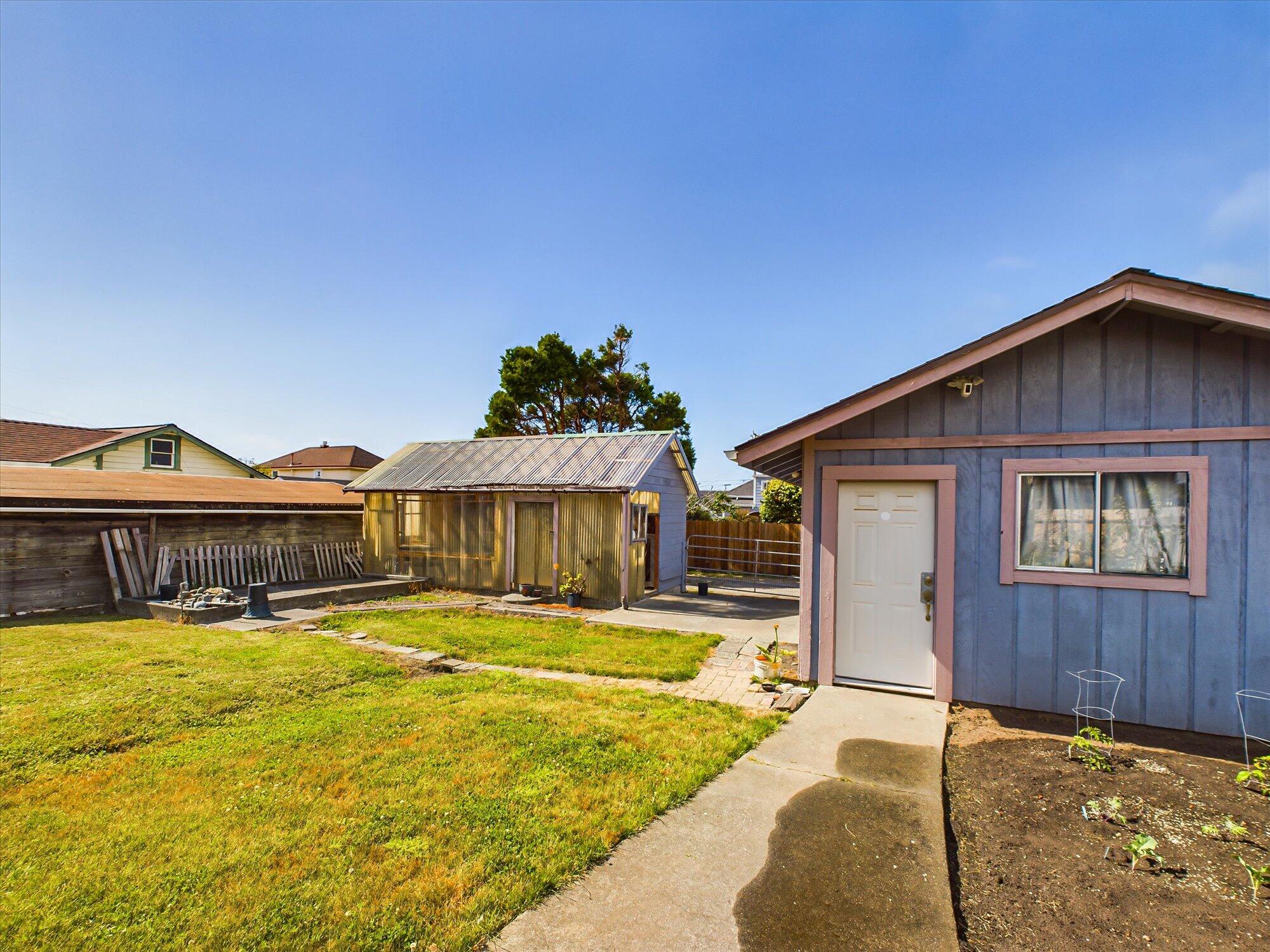 214 W Hawthorne Street