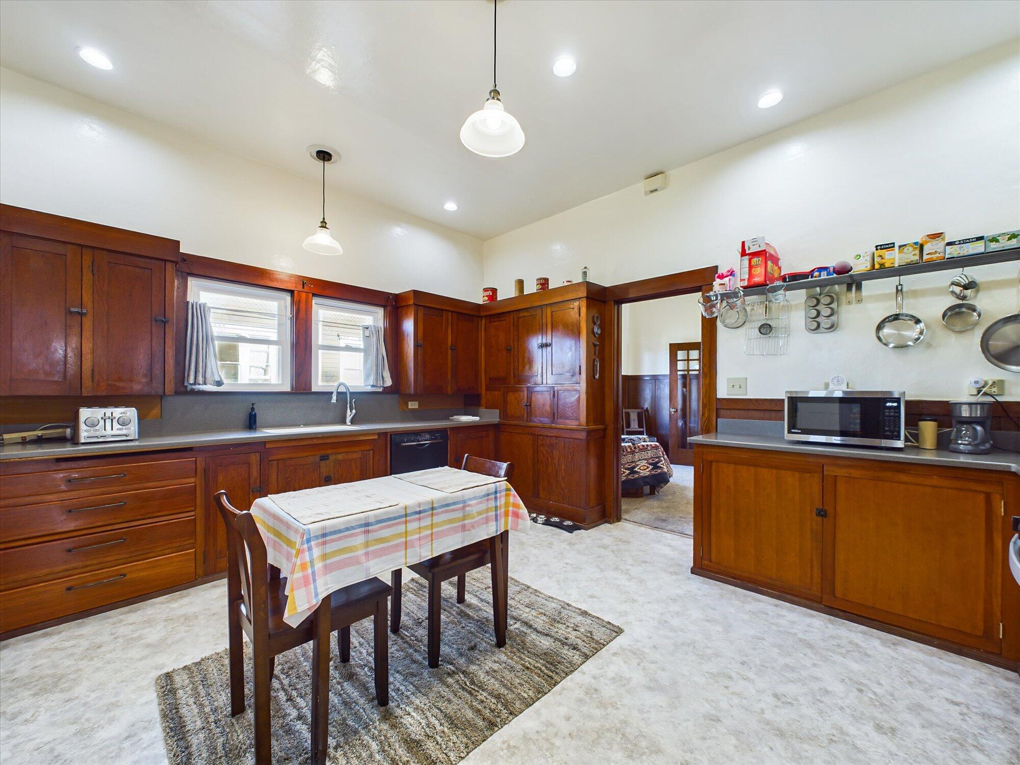 214 W Hawthorne Street
