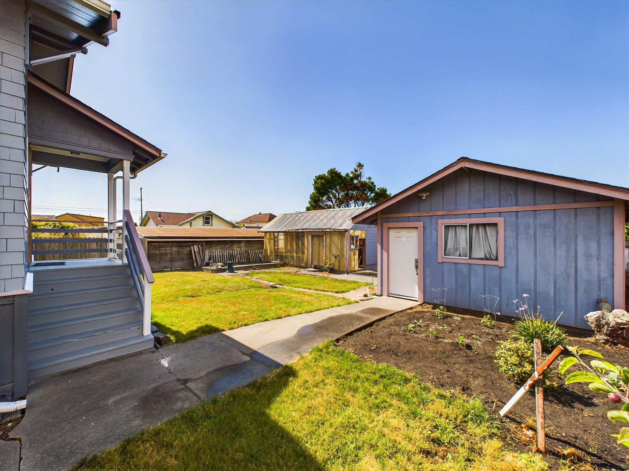 214 W Hawthorne Street