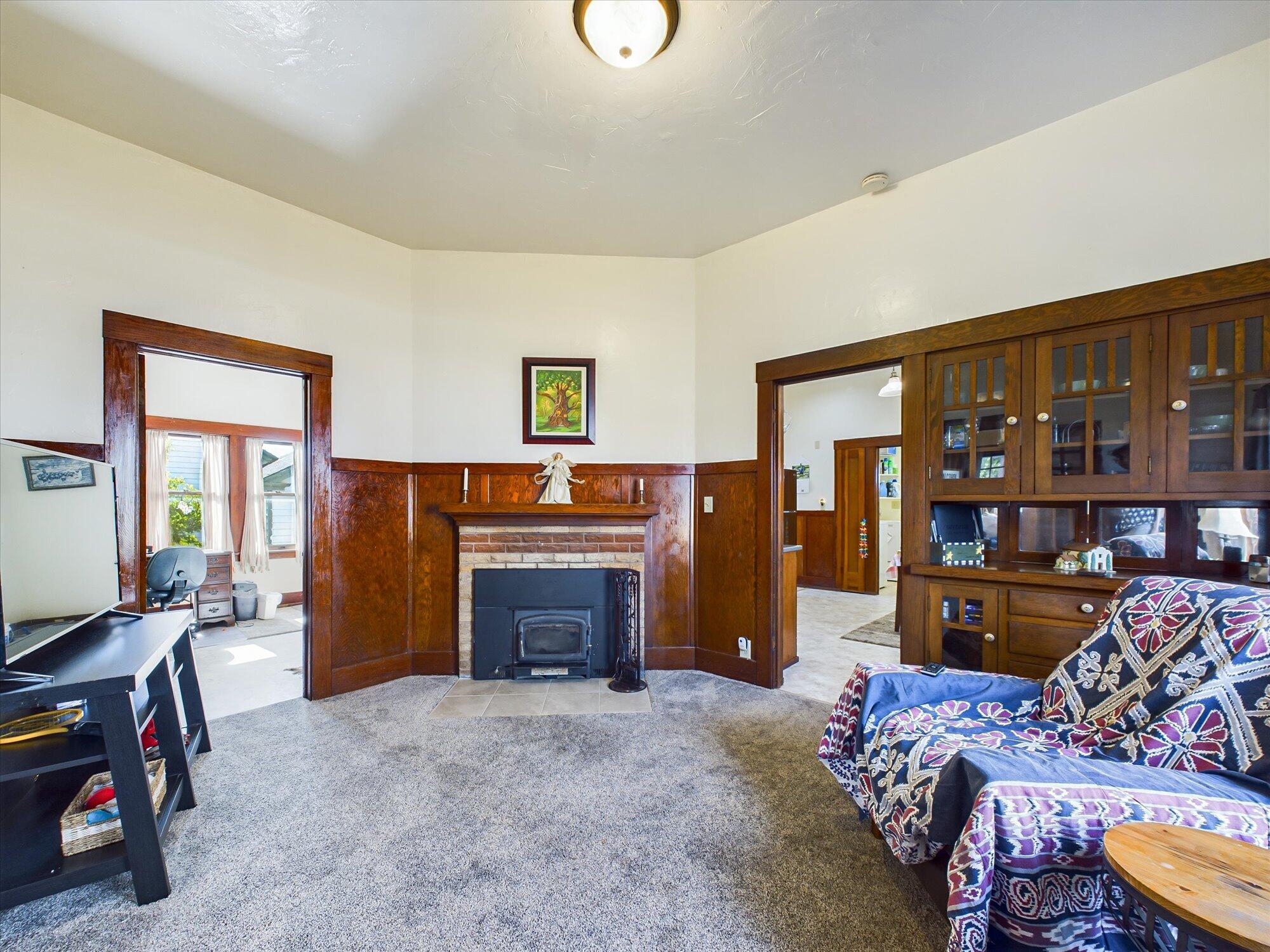 214 W Hawthorne Street