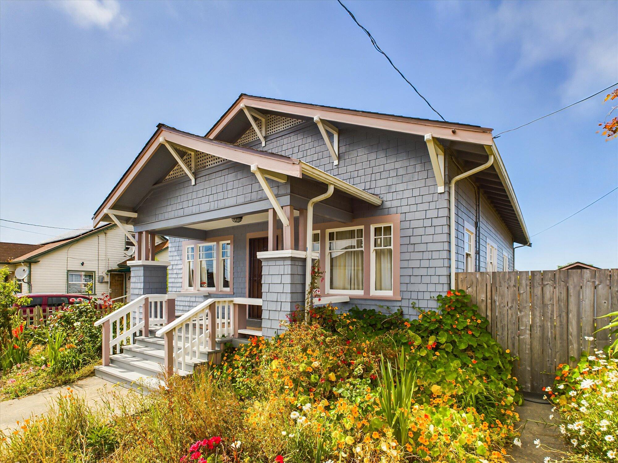 214 W Hawthorne Street