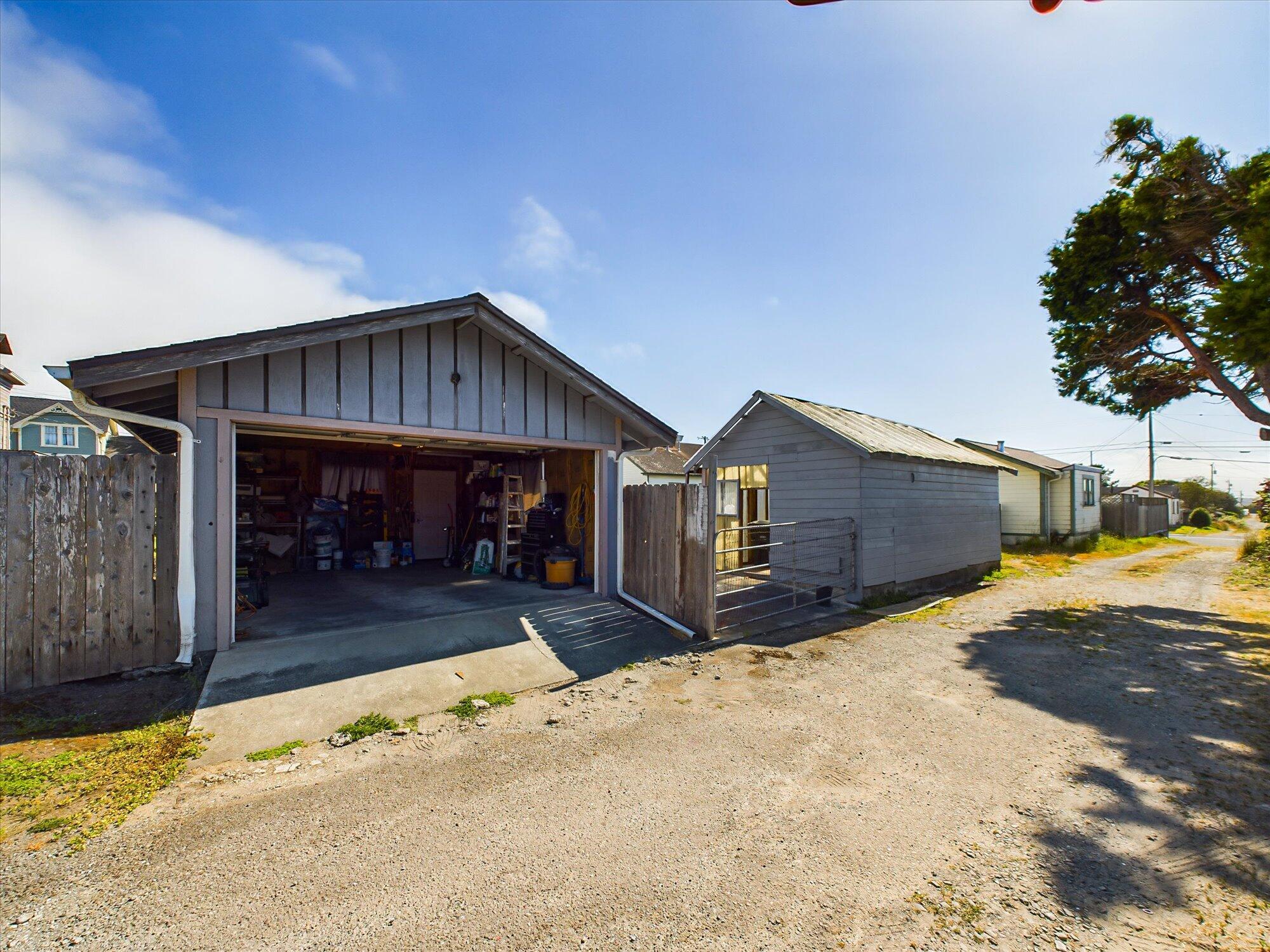 214 W Hawthorne Street
