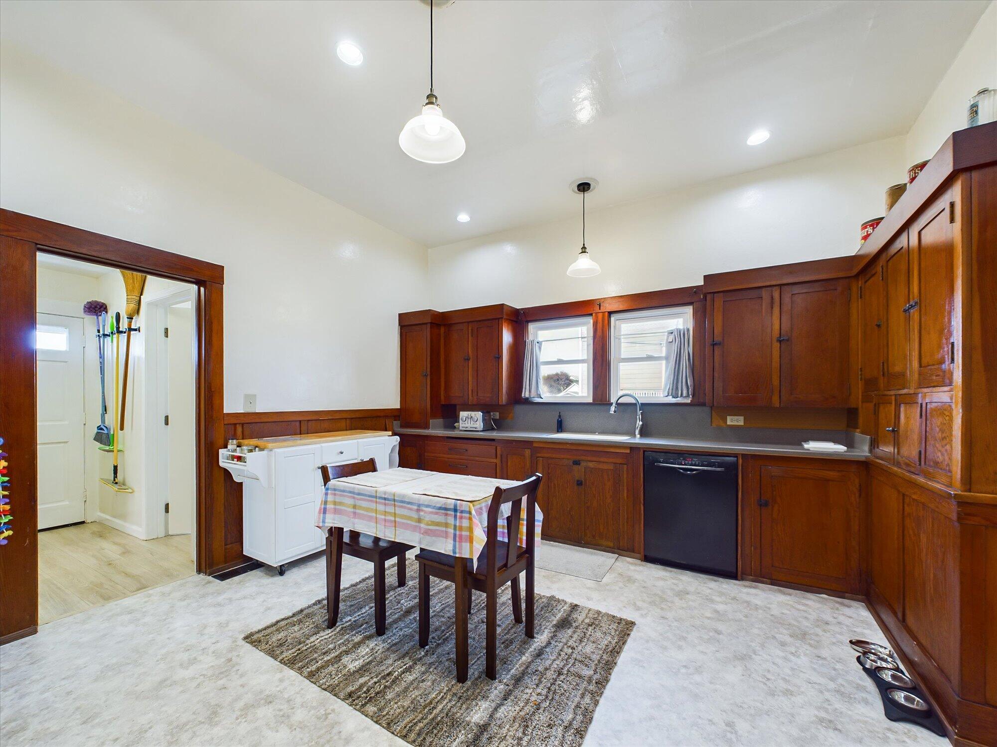 214 W Hawthorne Street