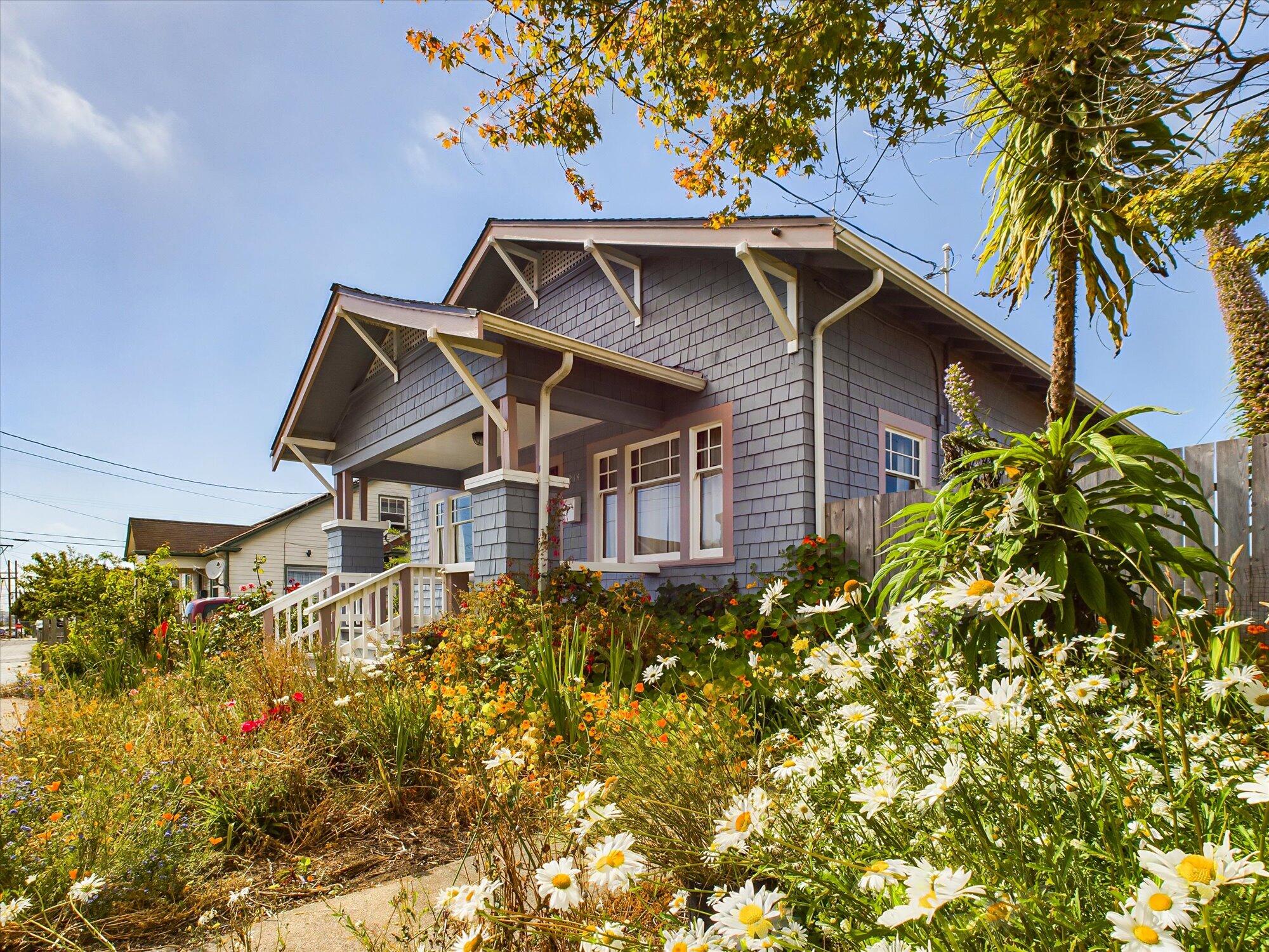 214 W Hawthorne Street