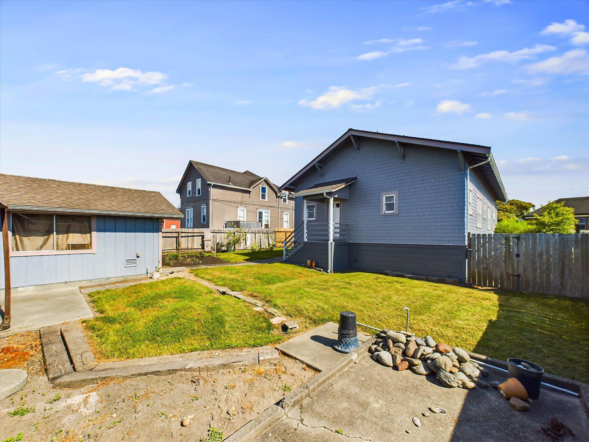 214 W Hawthorne Street