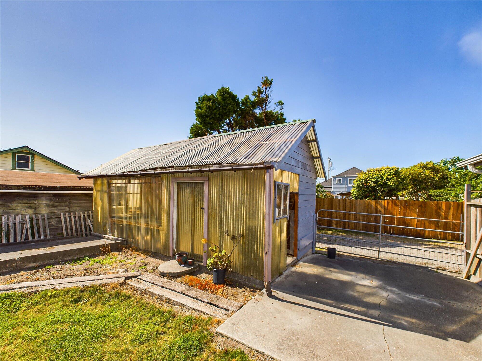 214 W Hawthorne Street