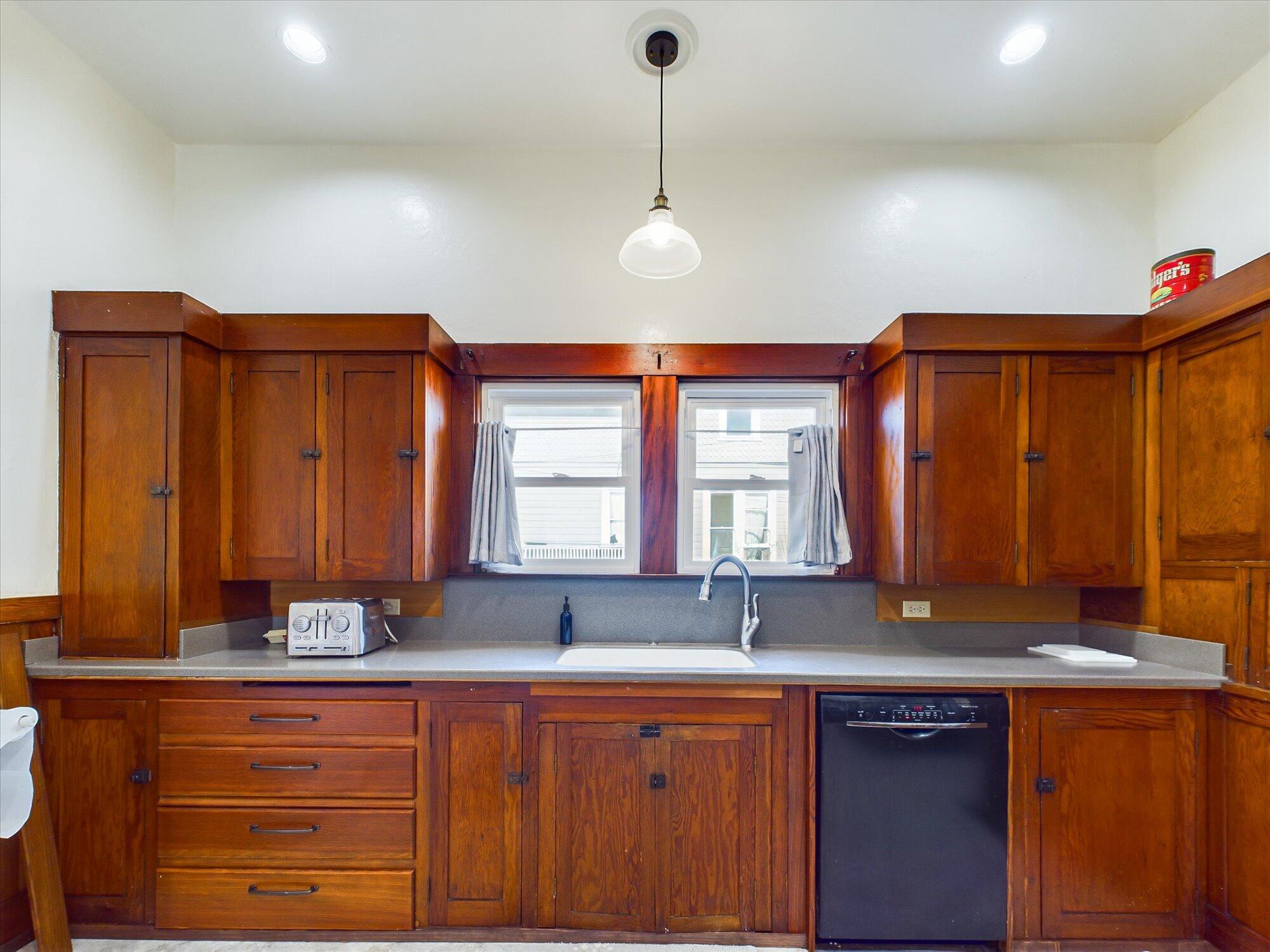 214 W Hawthorne Street