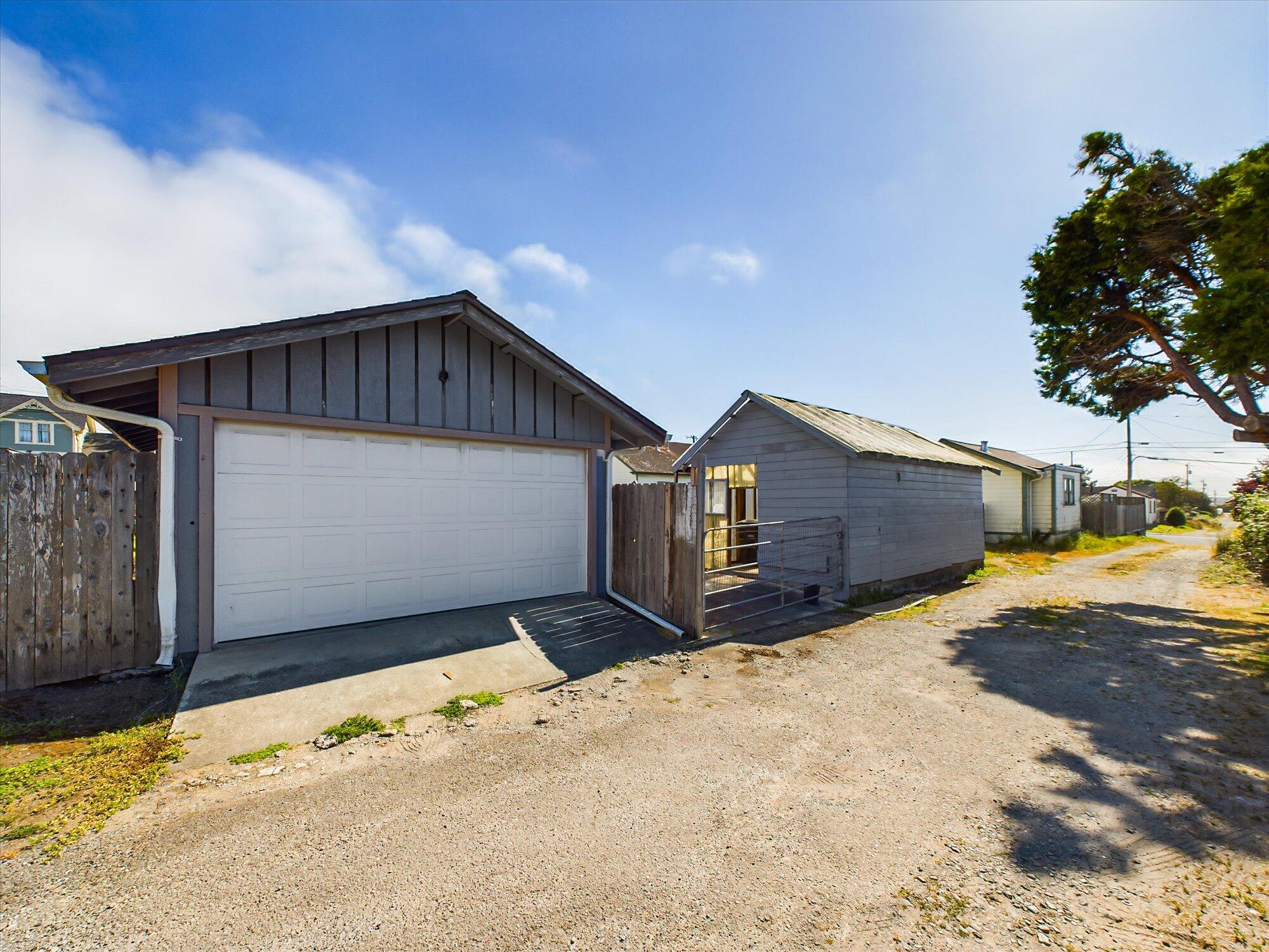 214 W Hawthorne Street