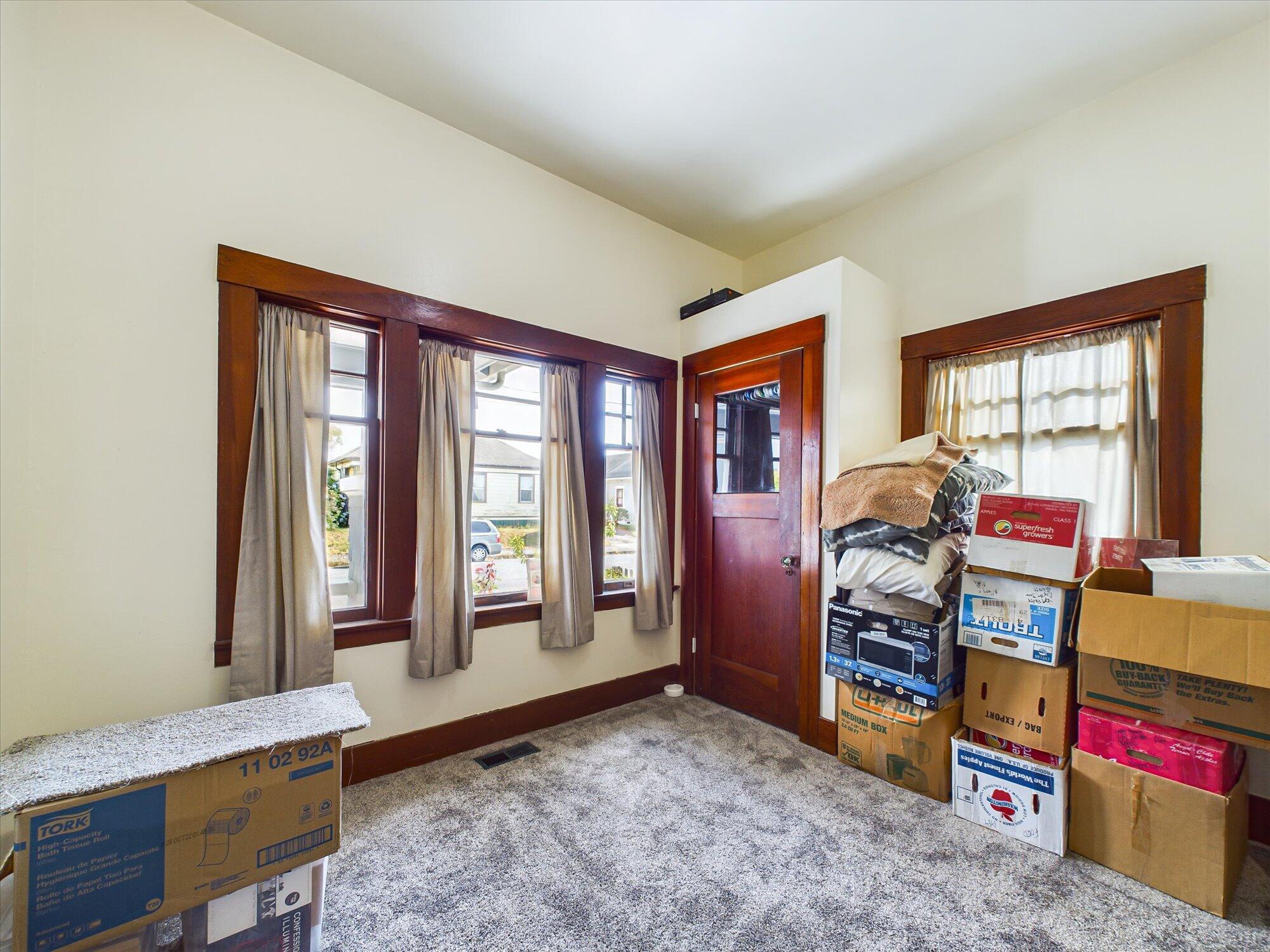 214 W Hawthorne Street