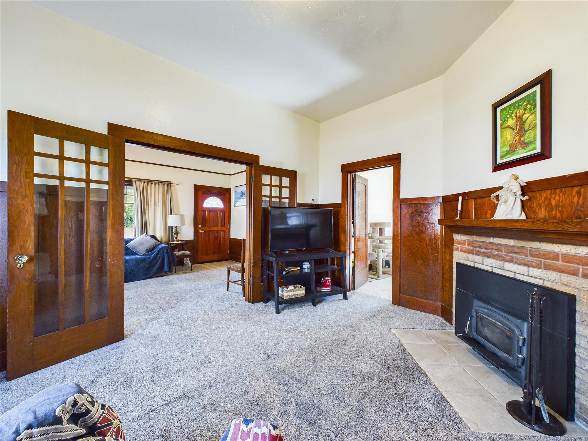 214 W Hawthorne Street