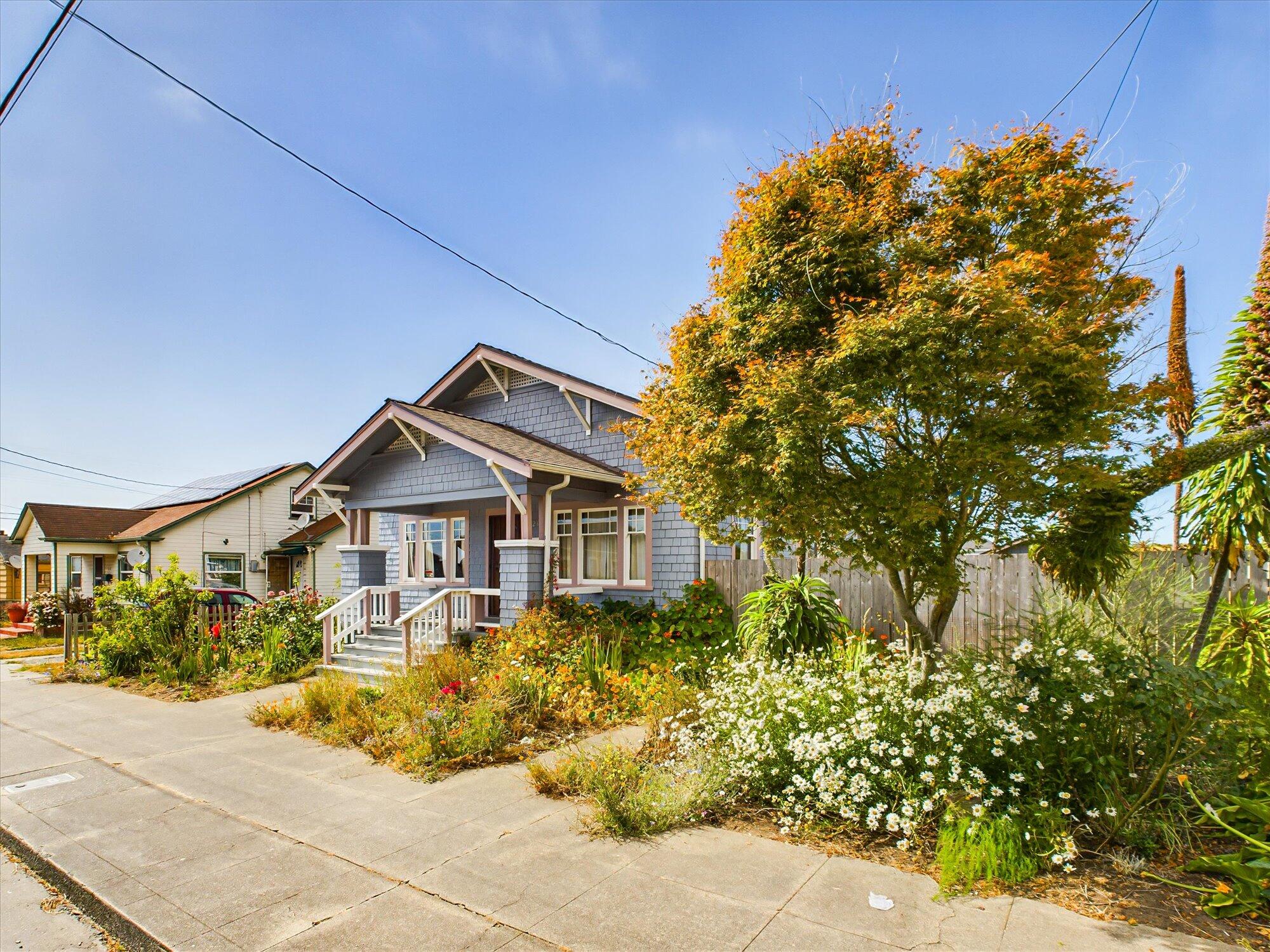 214 W Hawthorne Street