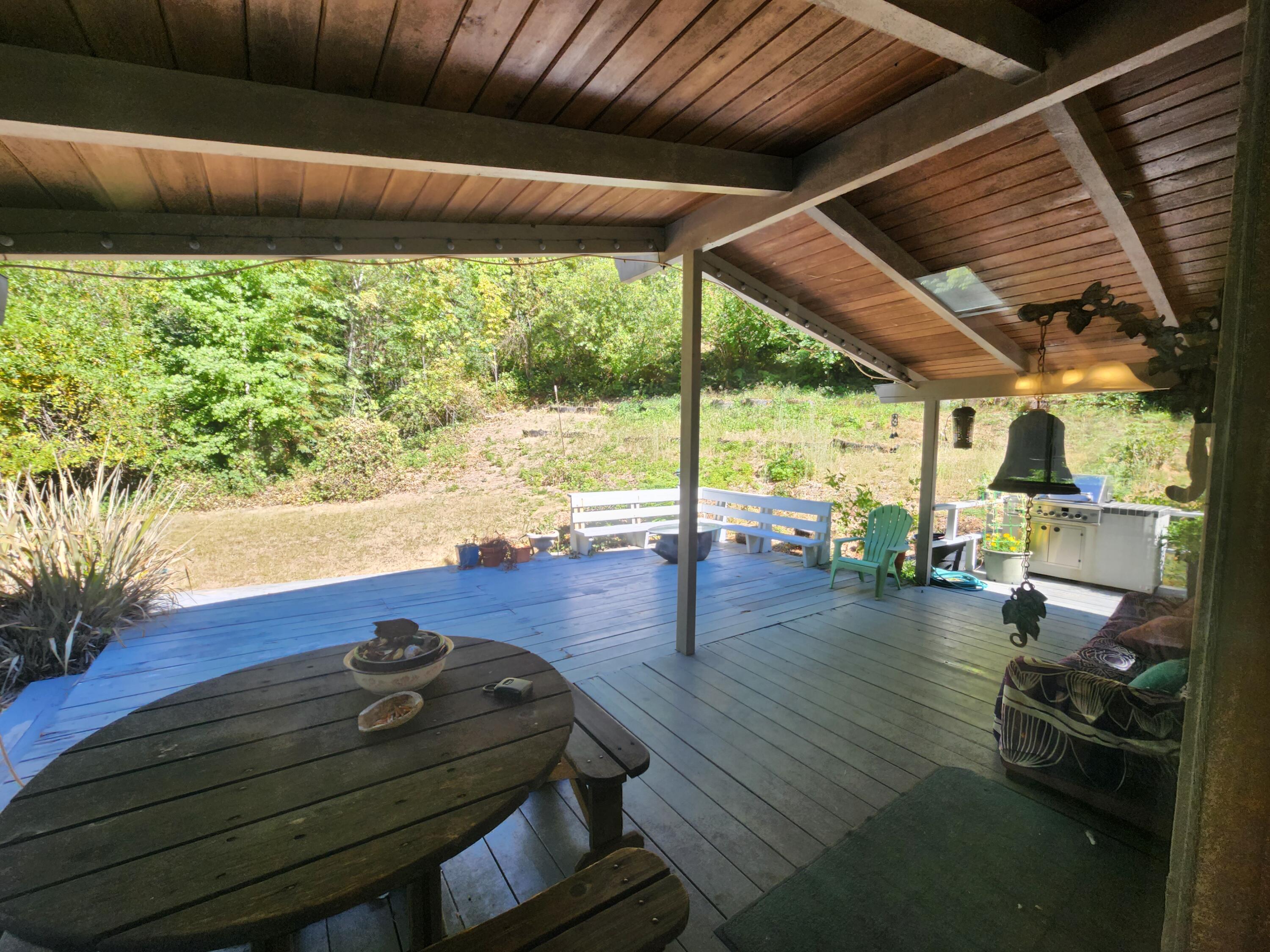 686 Oakridge Drive