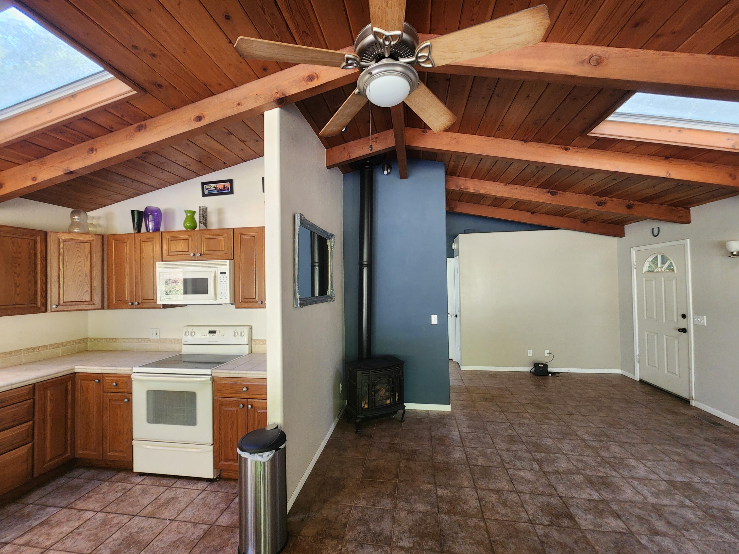 686 Oakridge Drive