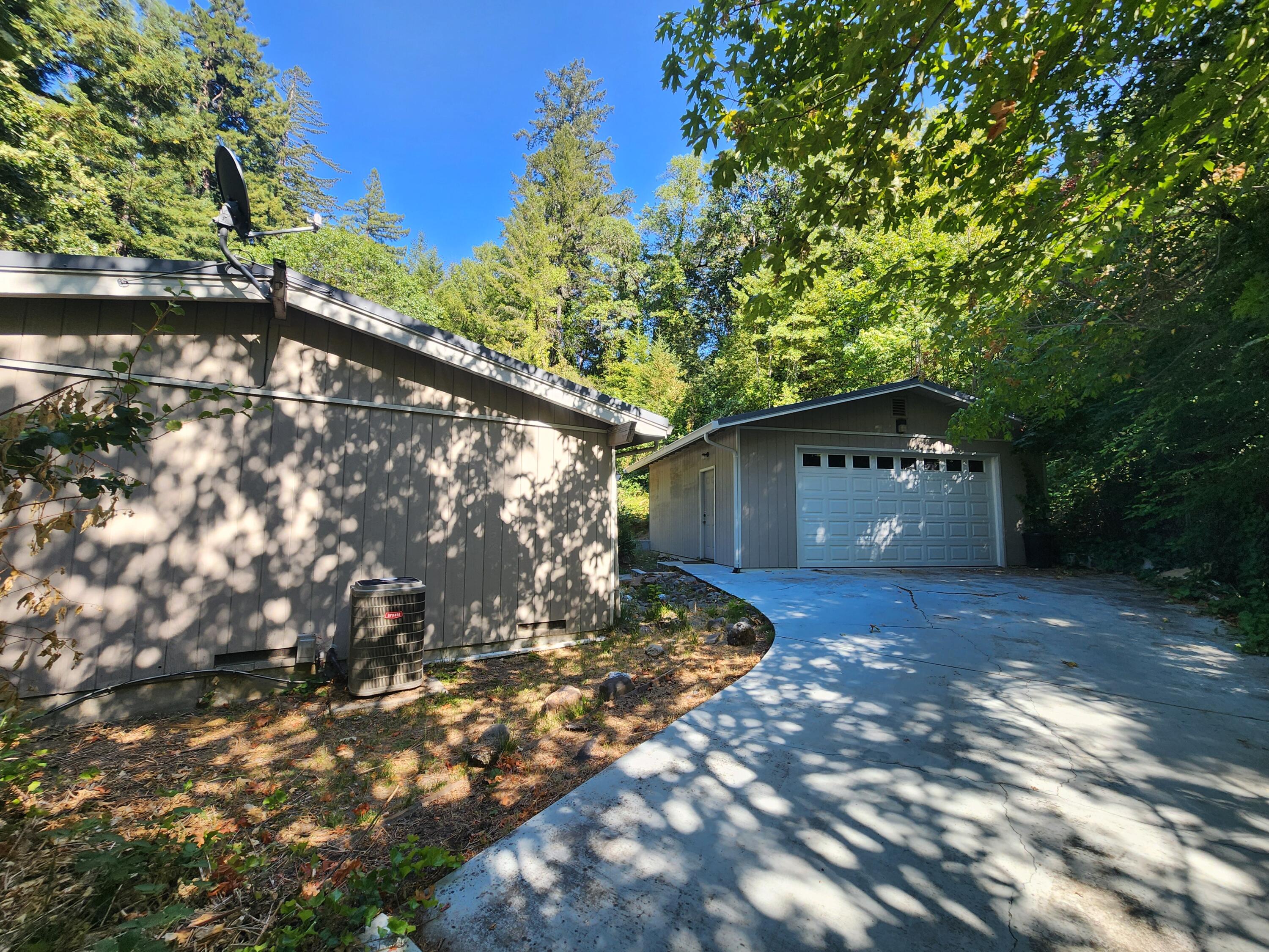 686 Oakridge Drive