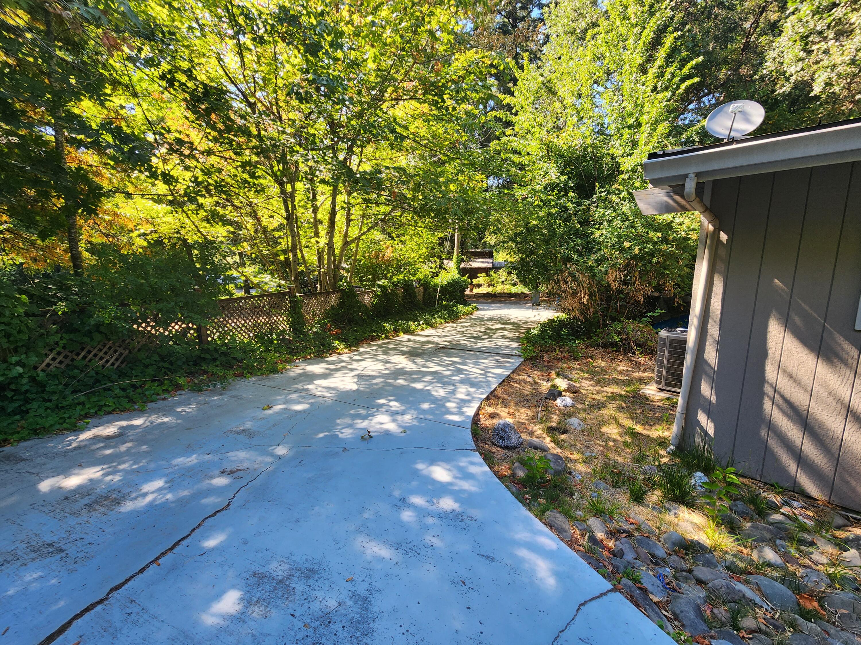 686 Oakridge Drive