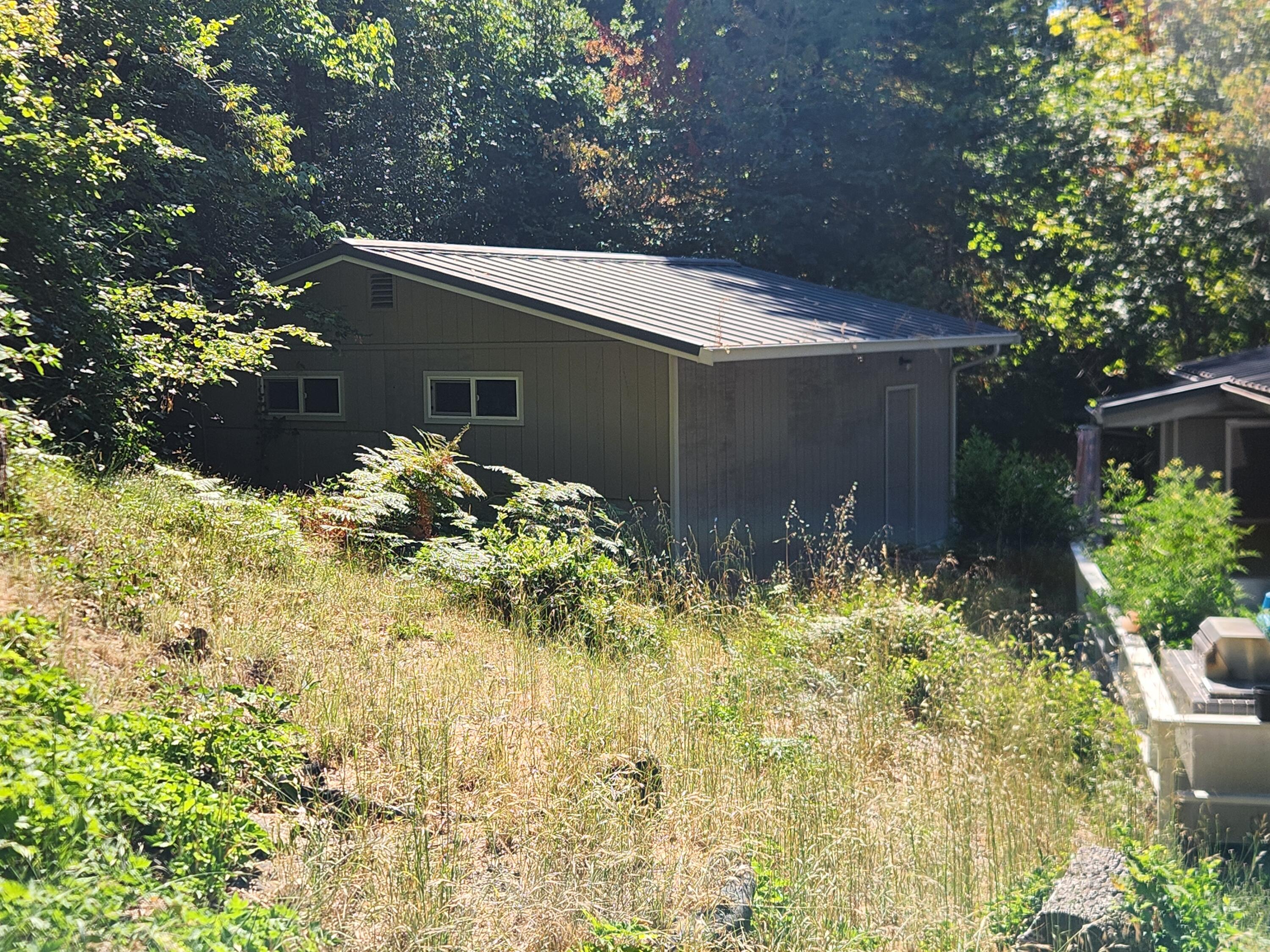 686 Oakridge Drive