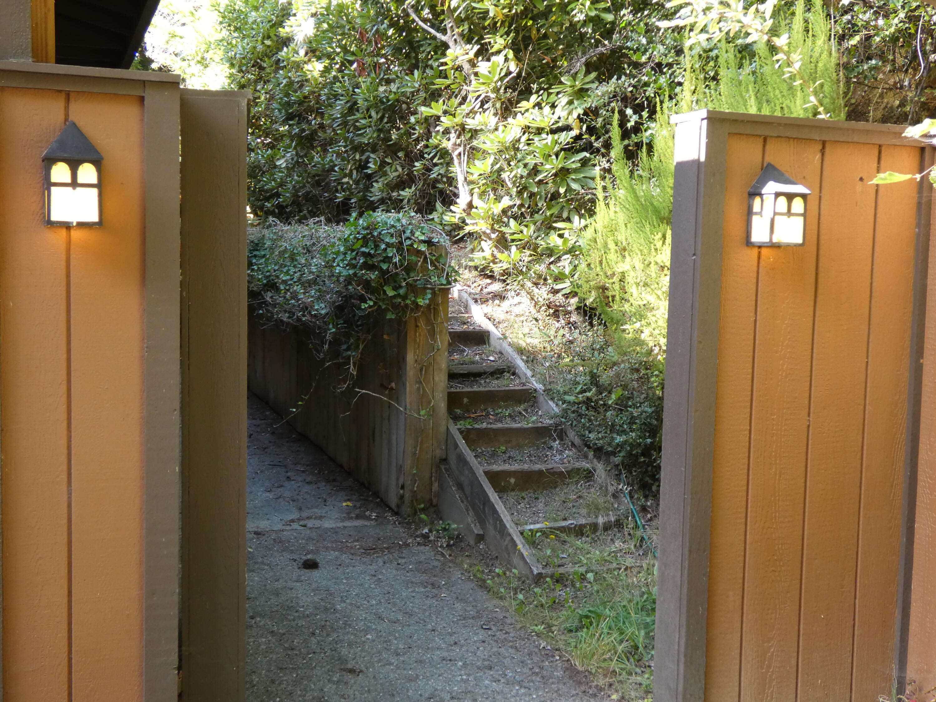 799 Crestwood Drive