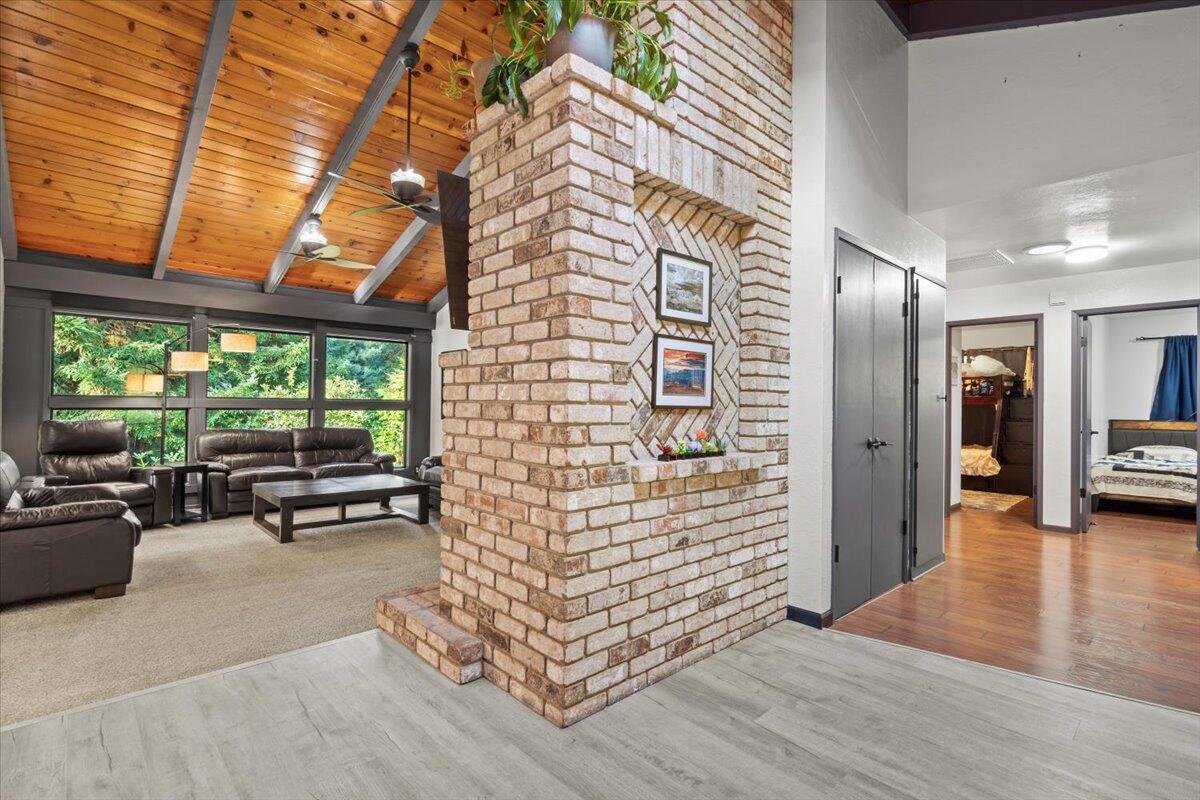 5095 Woodland Way, 000