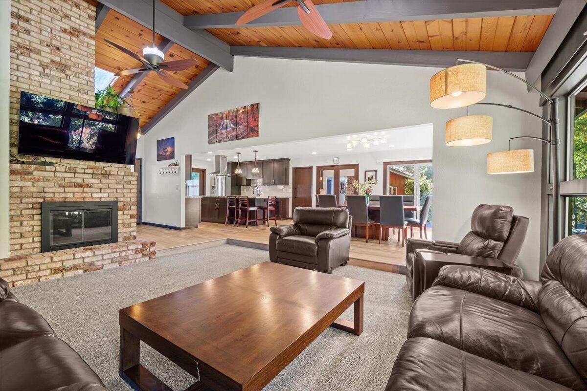 5095 Woodland Way, 000