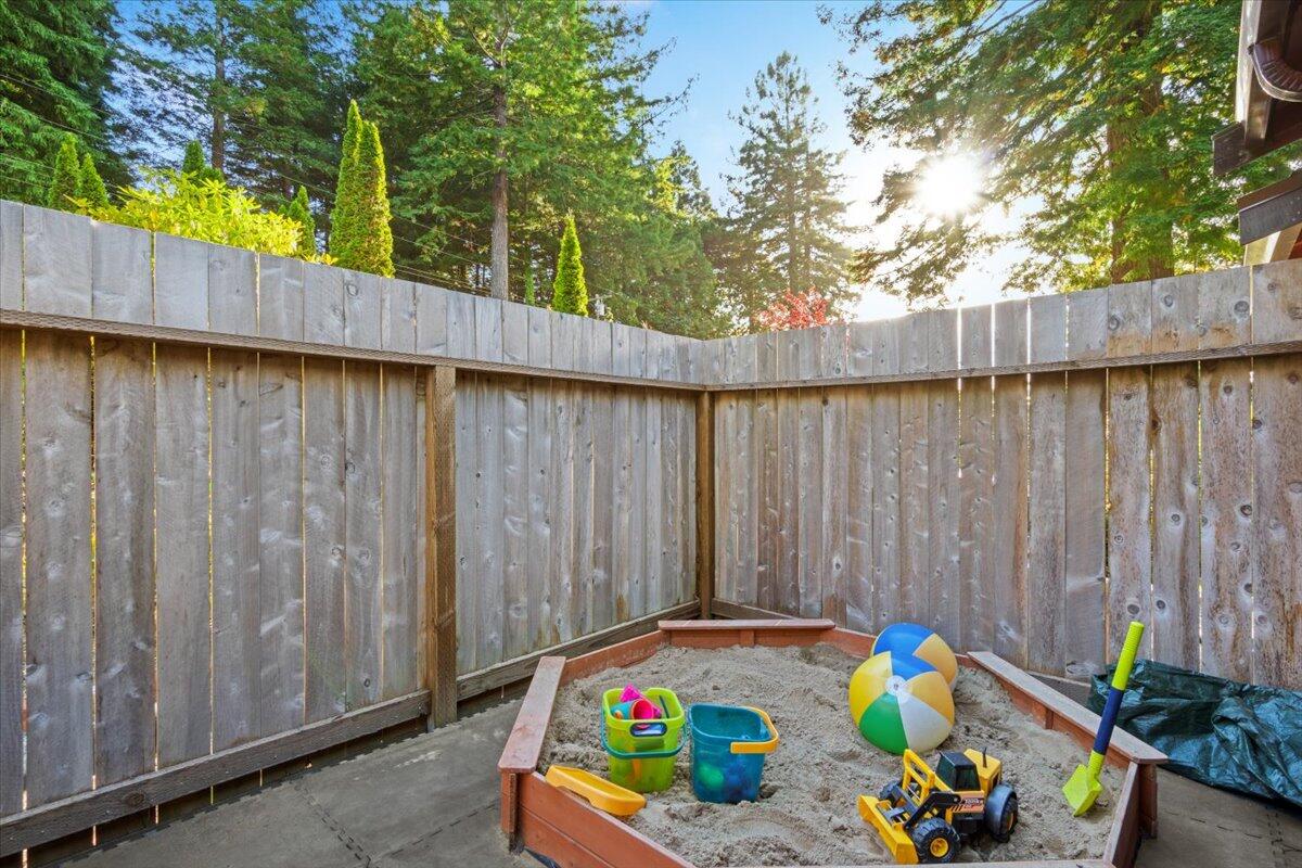 5095 Woodland Way, 000