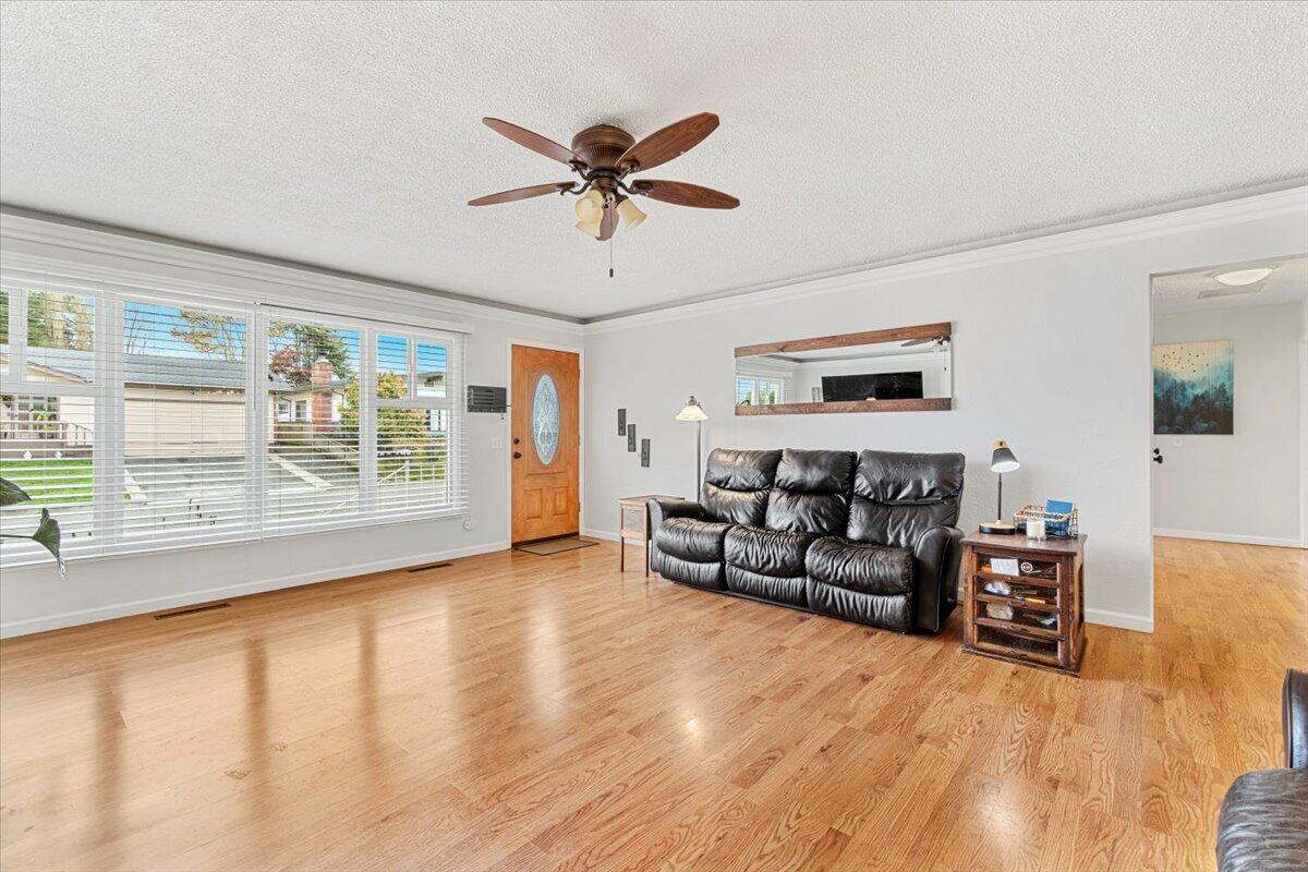 1146 Crestview Drive