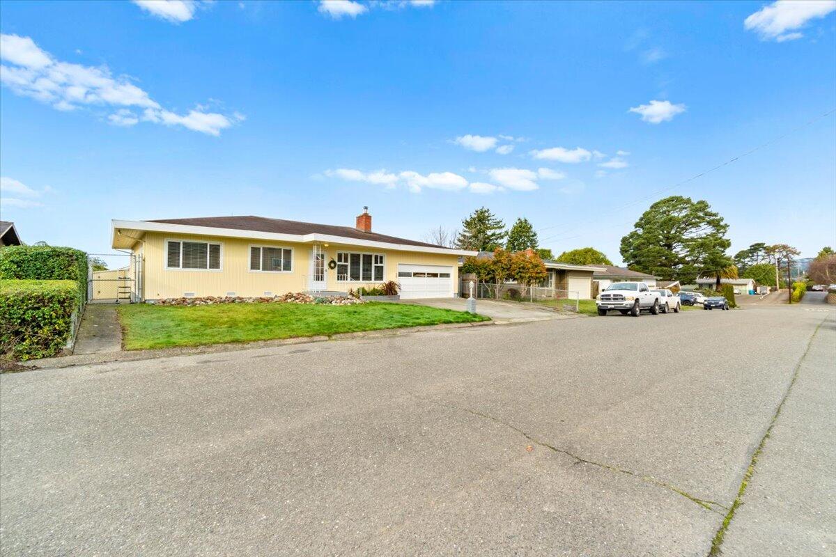1146 Crestview Drive