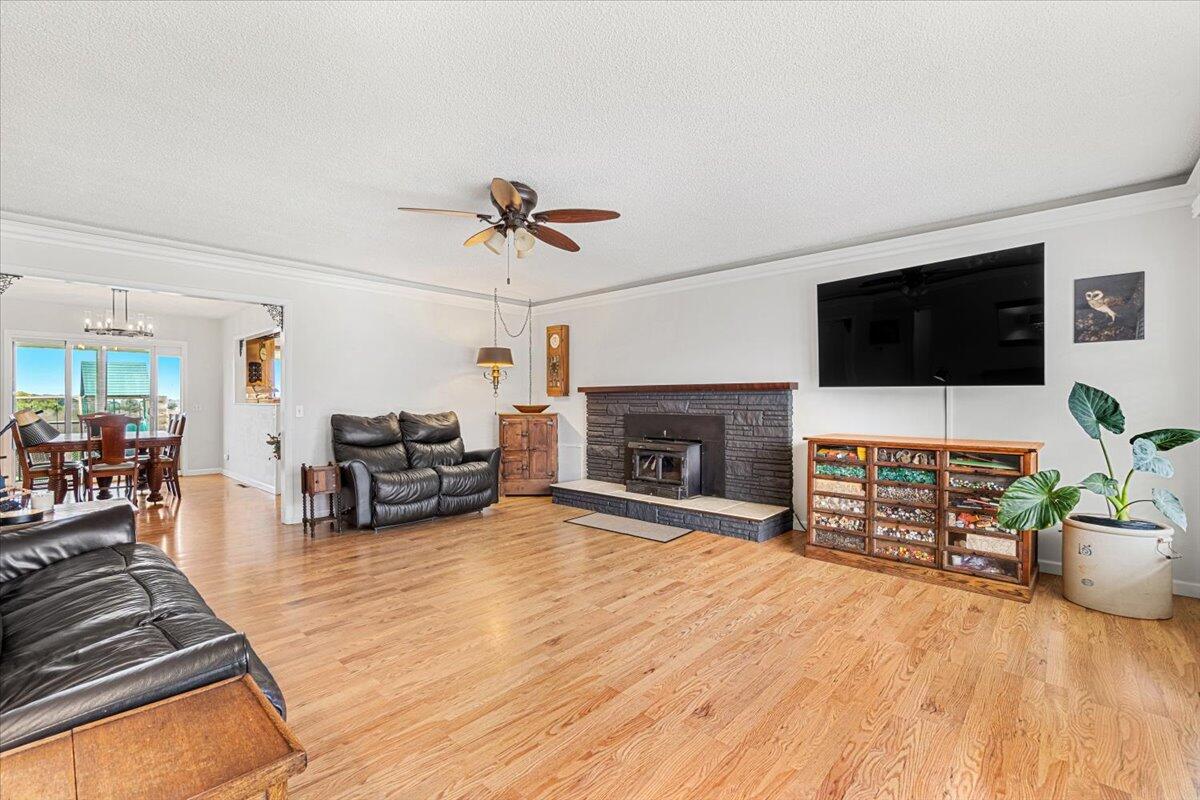 1146 Crestview Drive