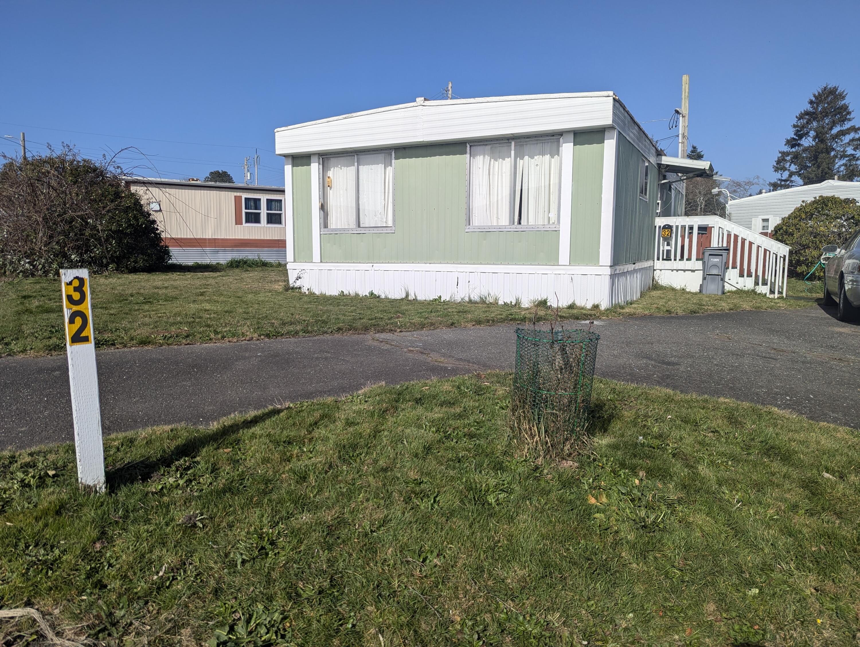 525 Herrick Avenue, 32