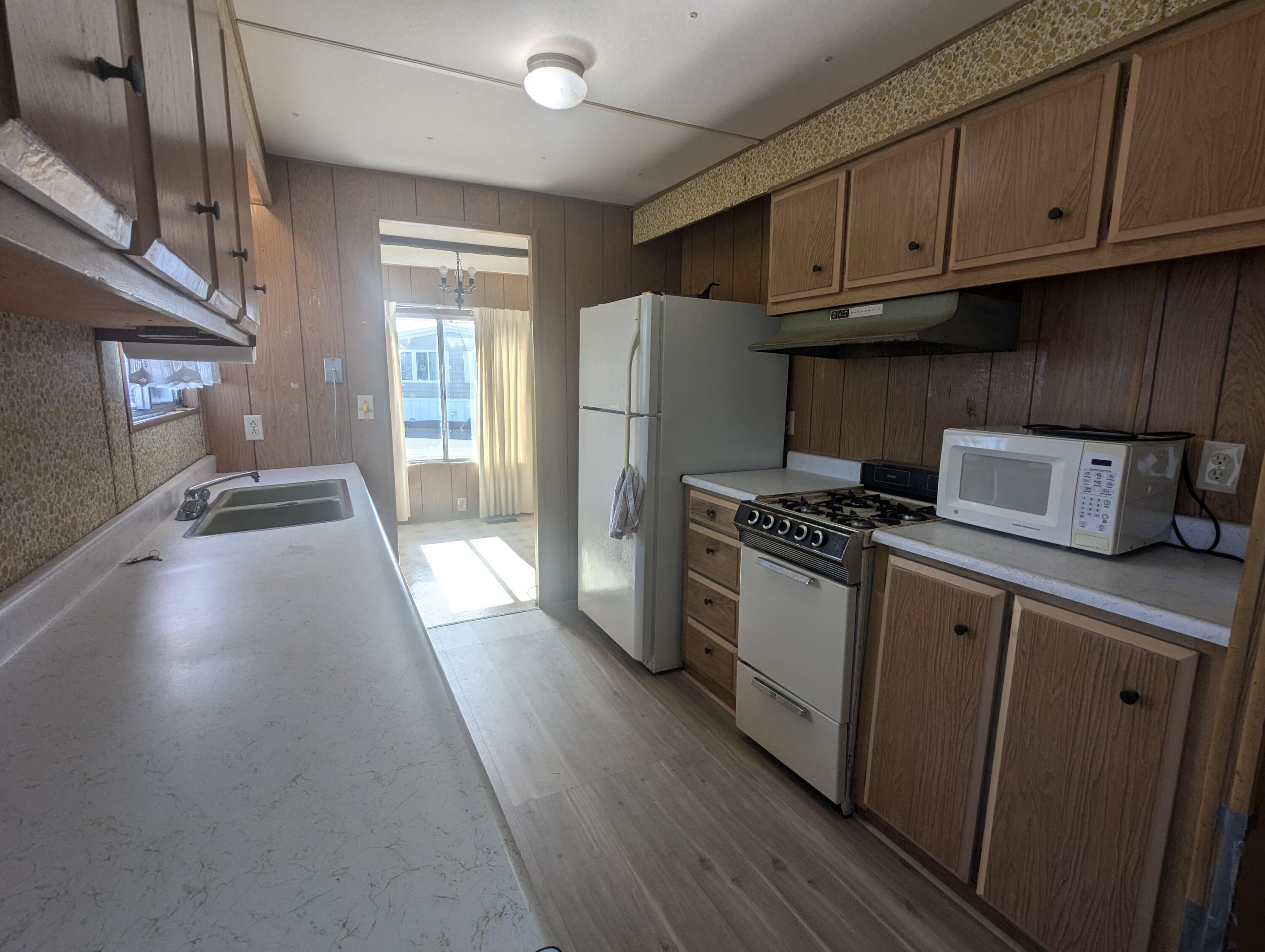 525 Herrick Avenue, 32