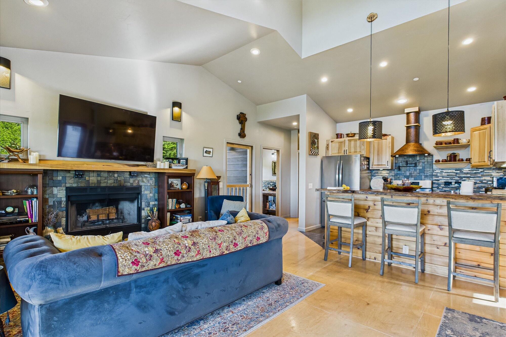 2460 Lee Lane