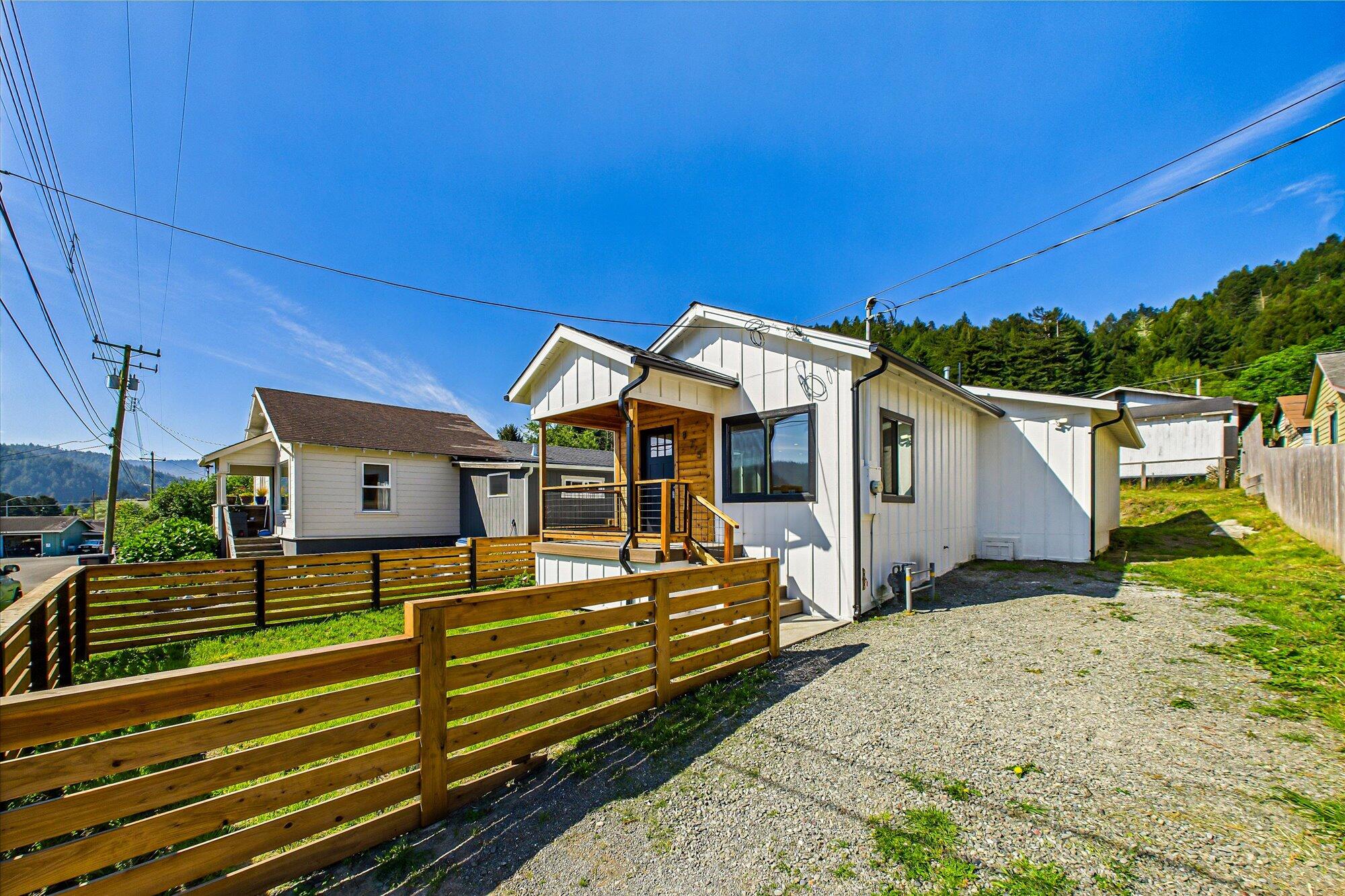 875 Rio Dell Avenue