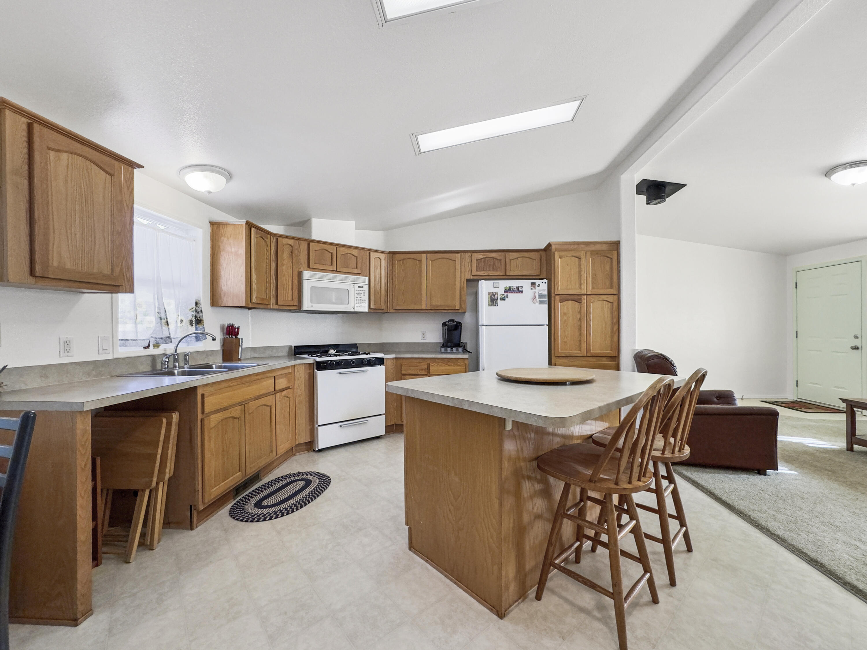 6571 3rd Street