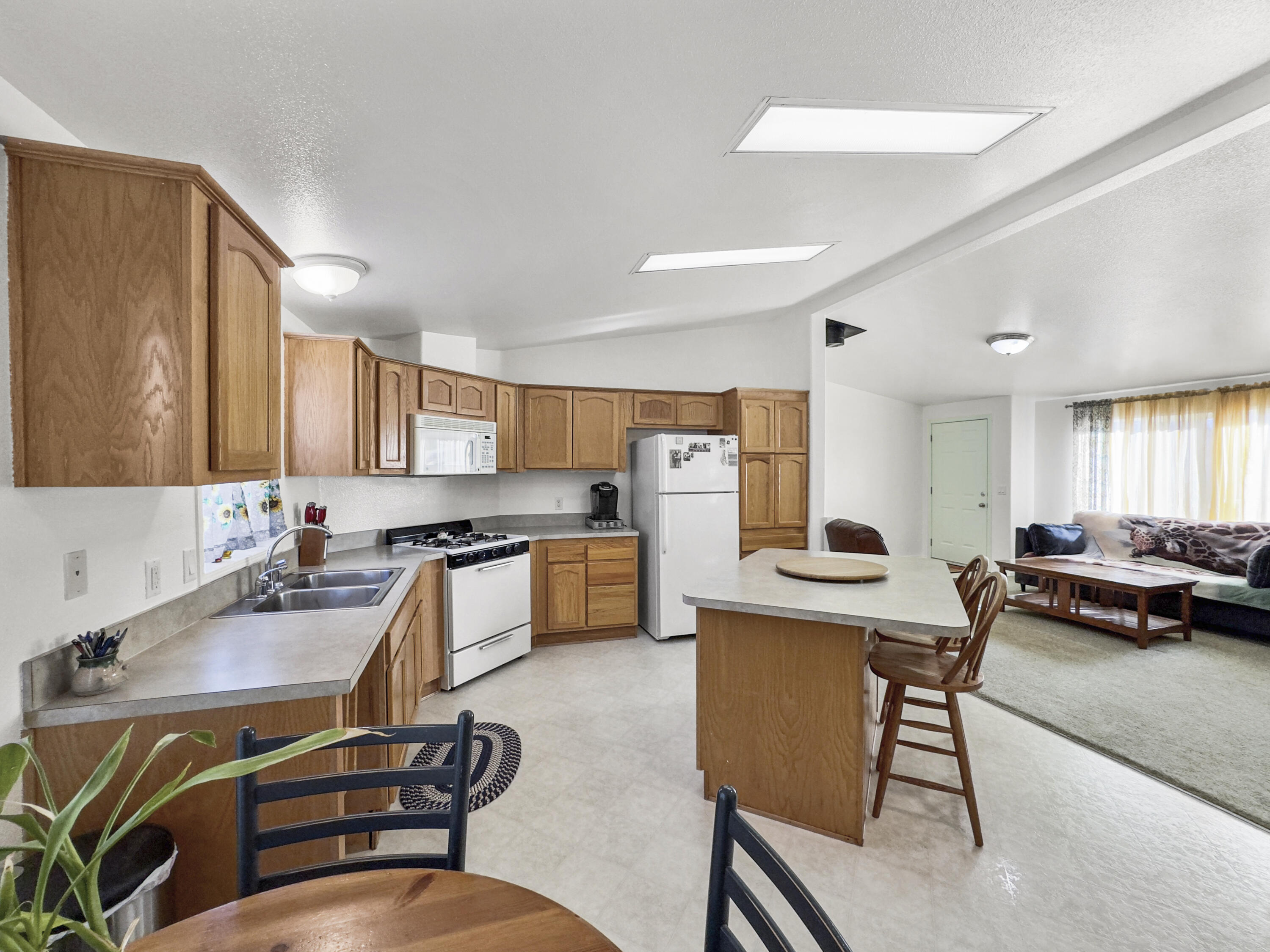 6571 3rd Street