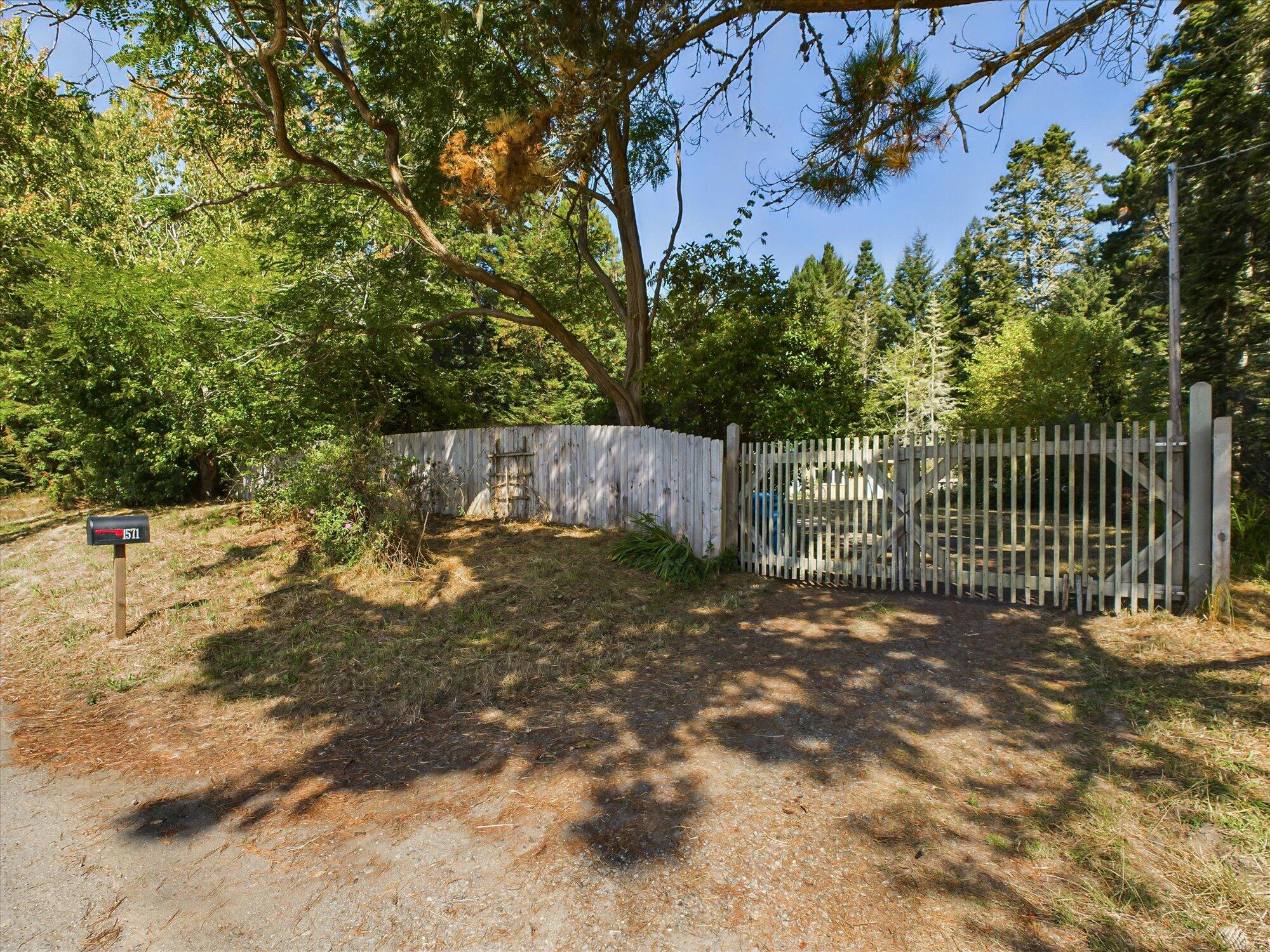 1571 Ridgewood Drive