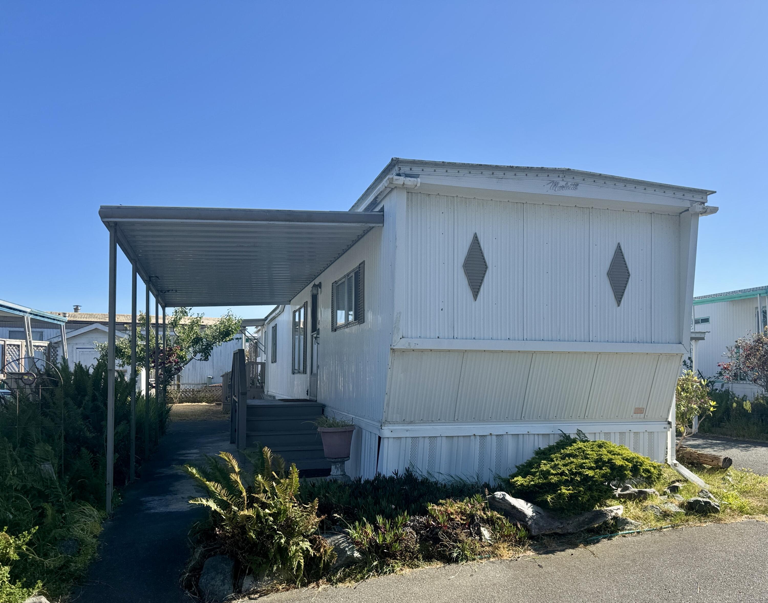 2220 Riverview Way, 44
