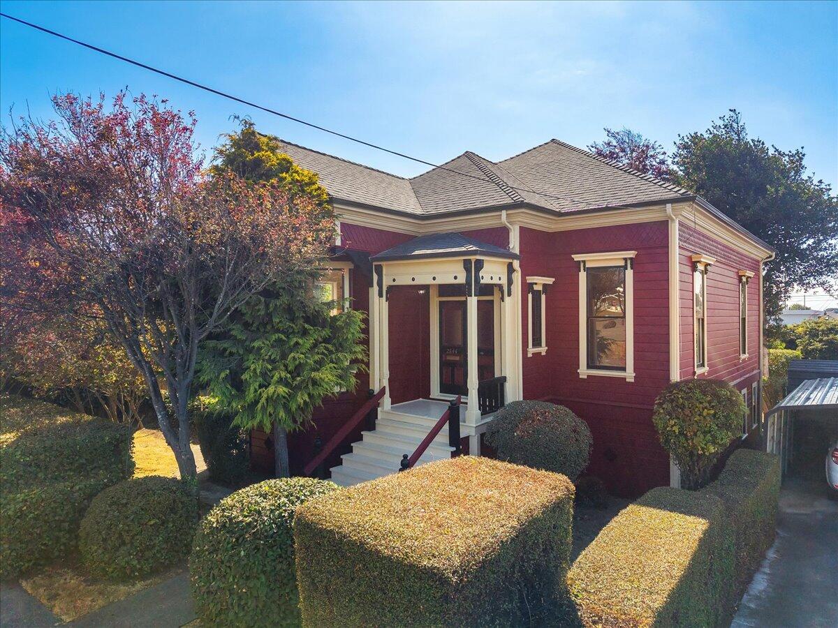 2844 Pine Street
