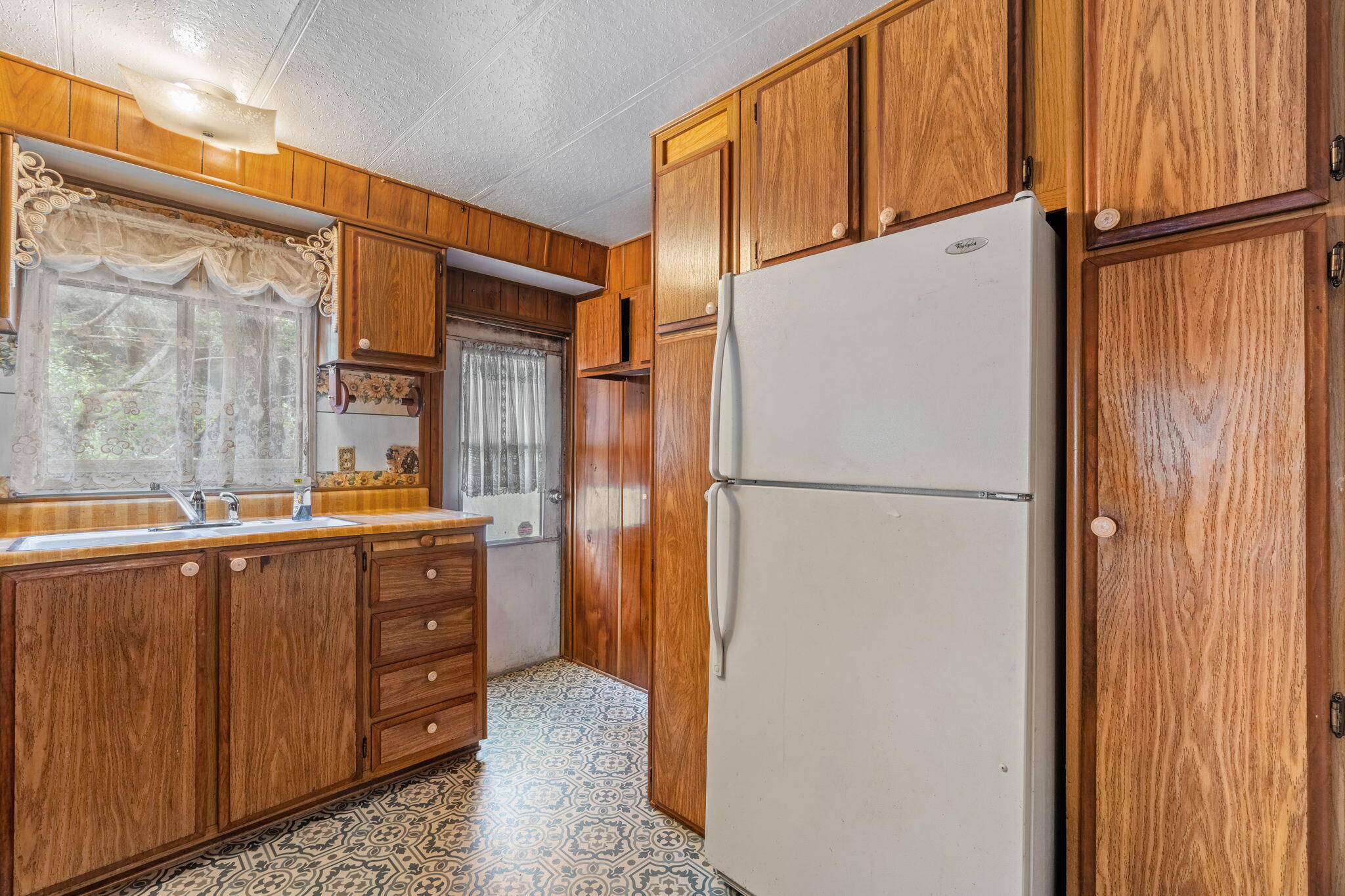 7382 Berta Road, Eureka