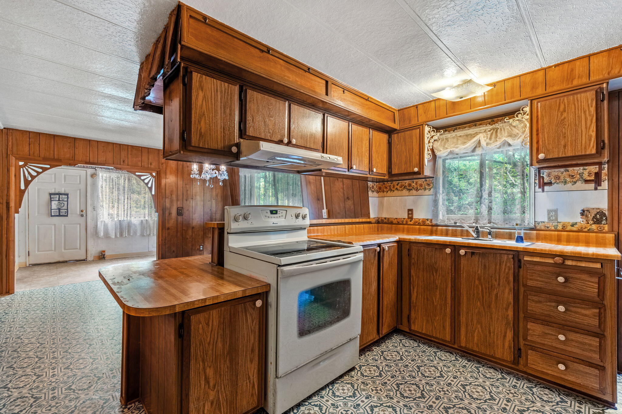 7382 Berta Road, Eureka