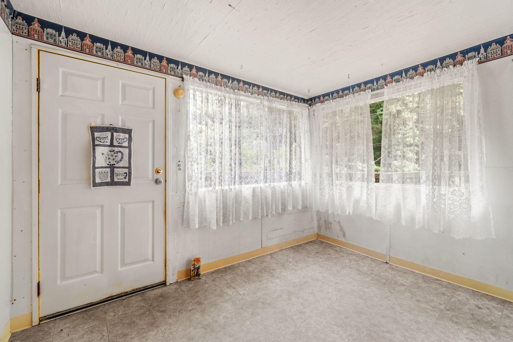 7382 Berta Road, Eureka