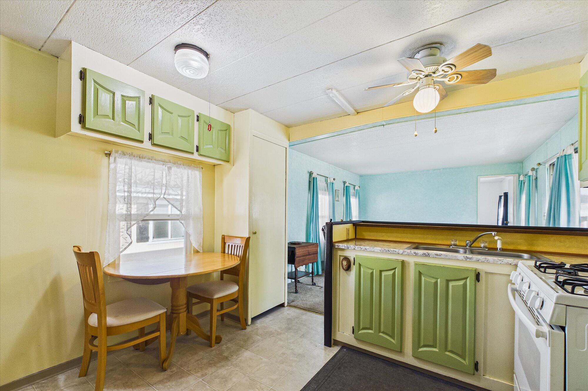 1579 Kings Row 64