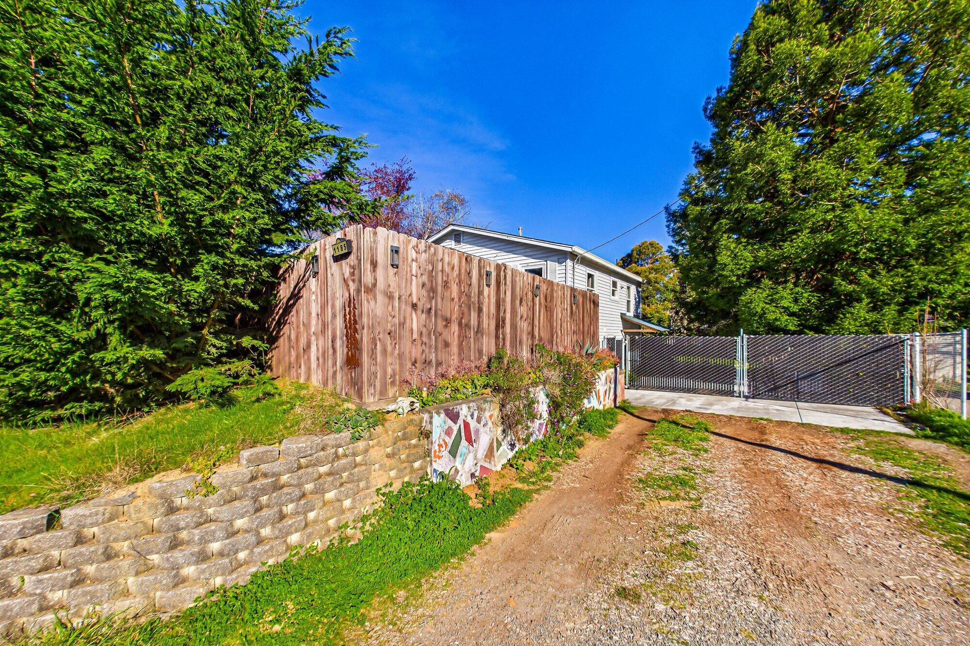 1185 Ridgewood Drive