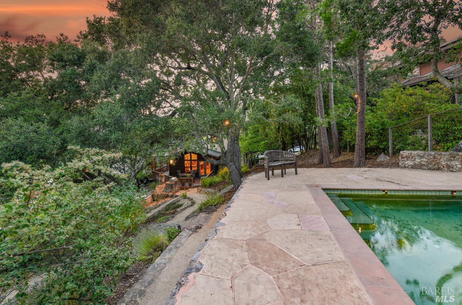 54 El Monte Way